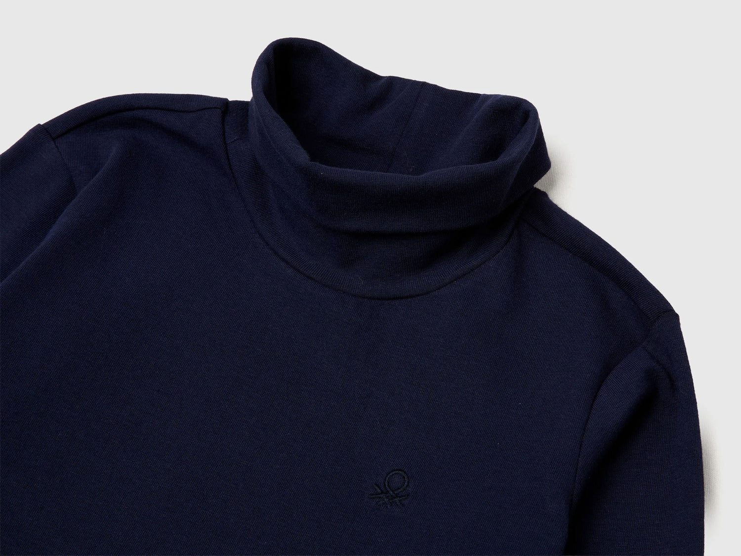 Benetton_Dark Blue_Turtleneck T-Shirt in Warm Stretch Cotton_3DKEG10JU_252_03