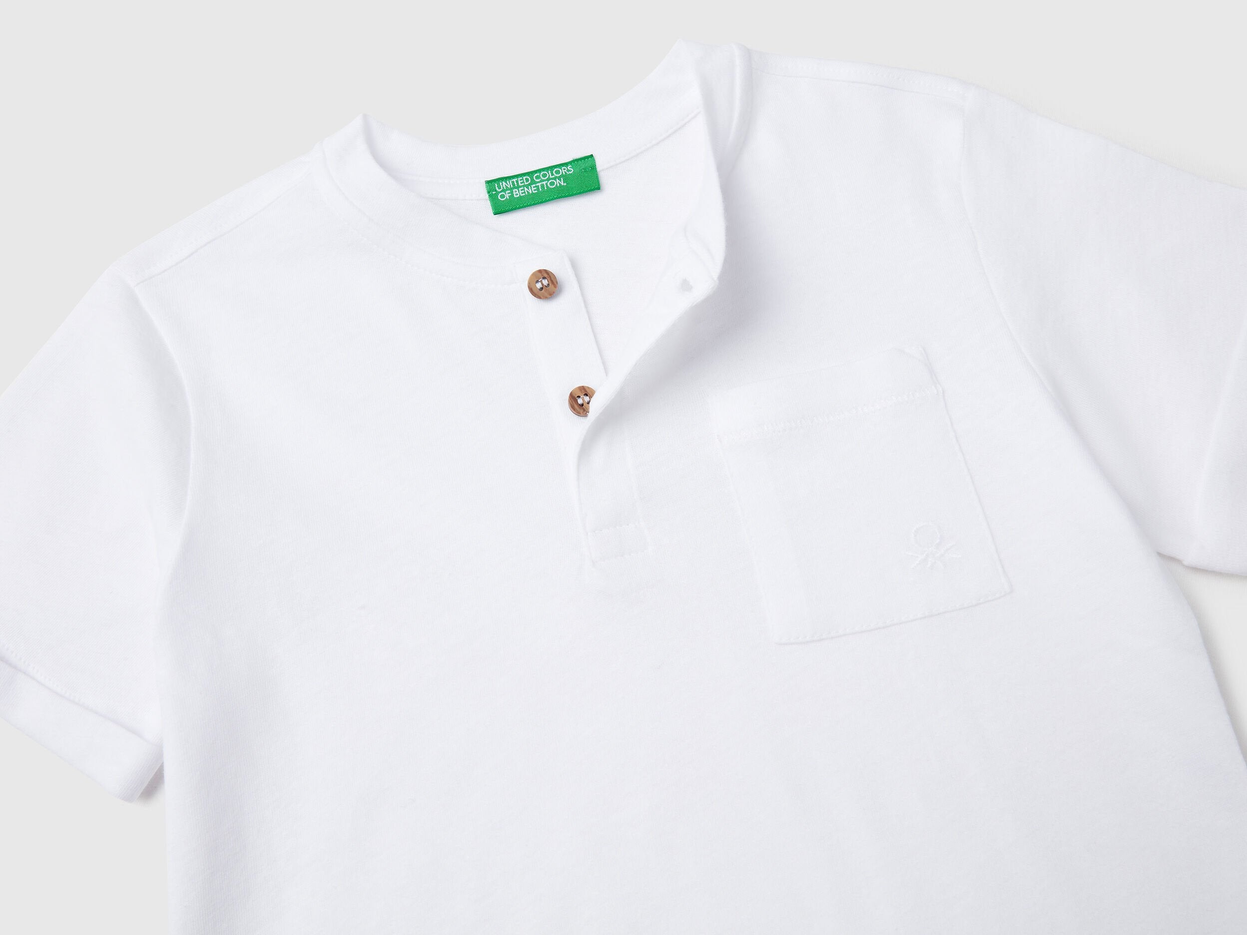 Benetton_T-Shirt with Henley Neck_3F4JG10IF_101_03