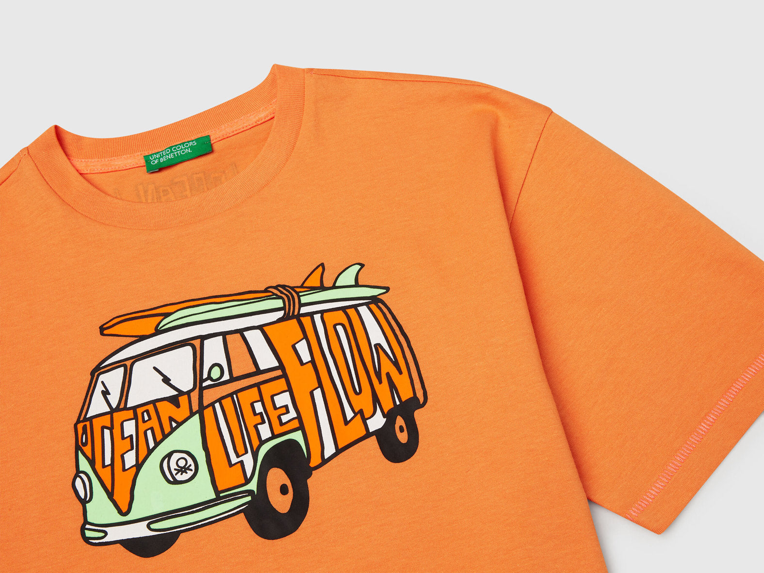 Benetton_T-Shirt with Print on Front and Back_3I1XC10P6_2L2_03