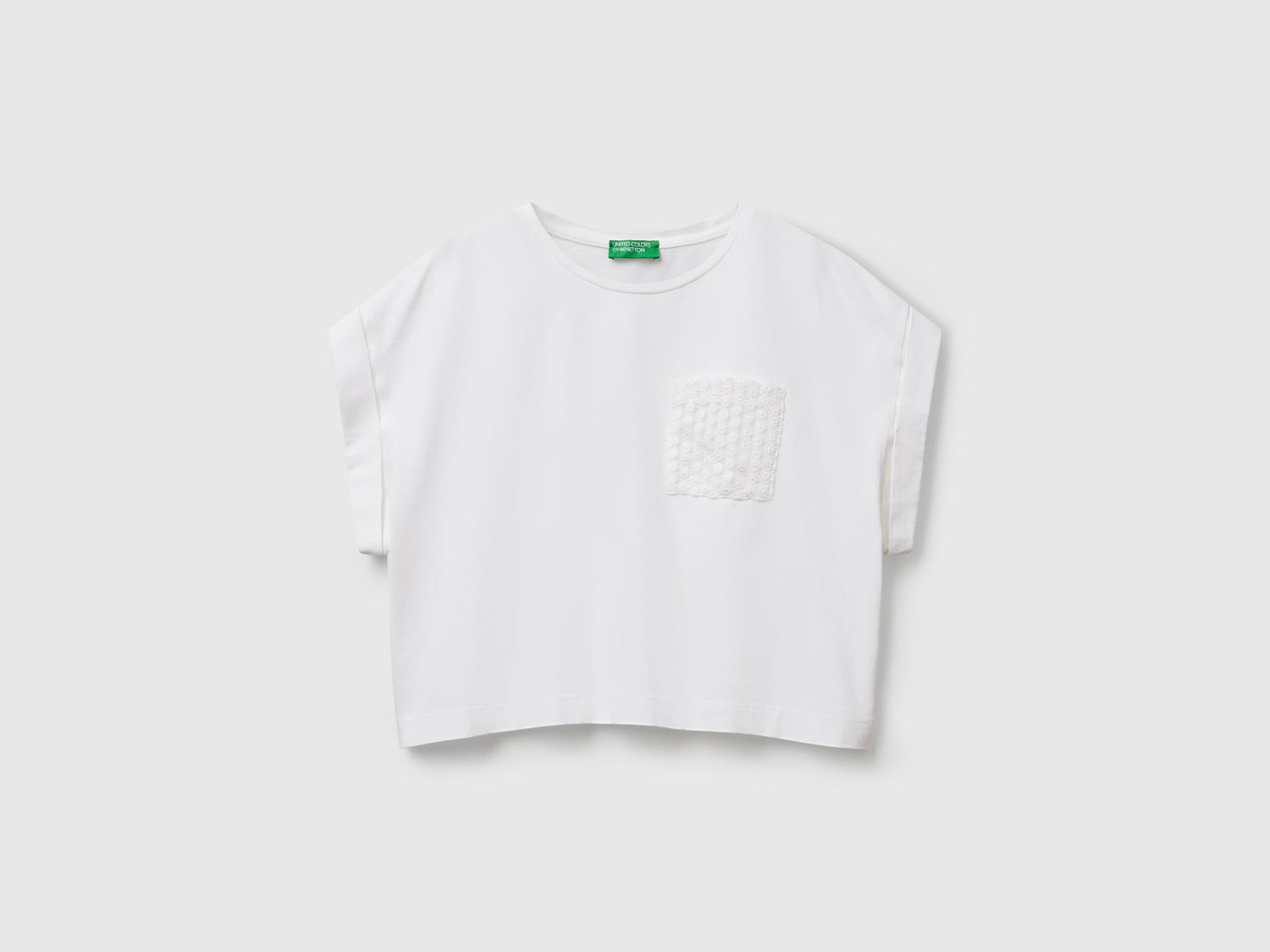 Benetton_T-Shirt with Macrame Pocket_3IFVD10AF_101_03