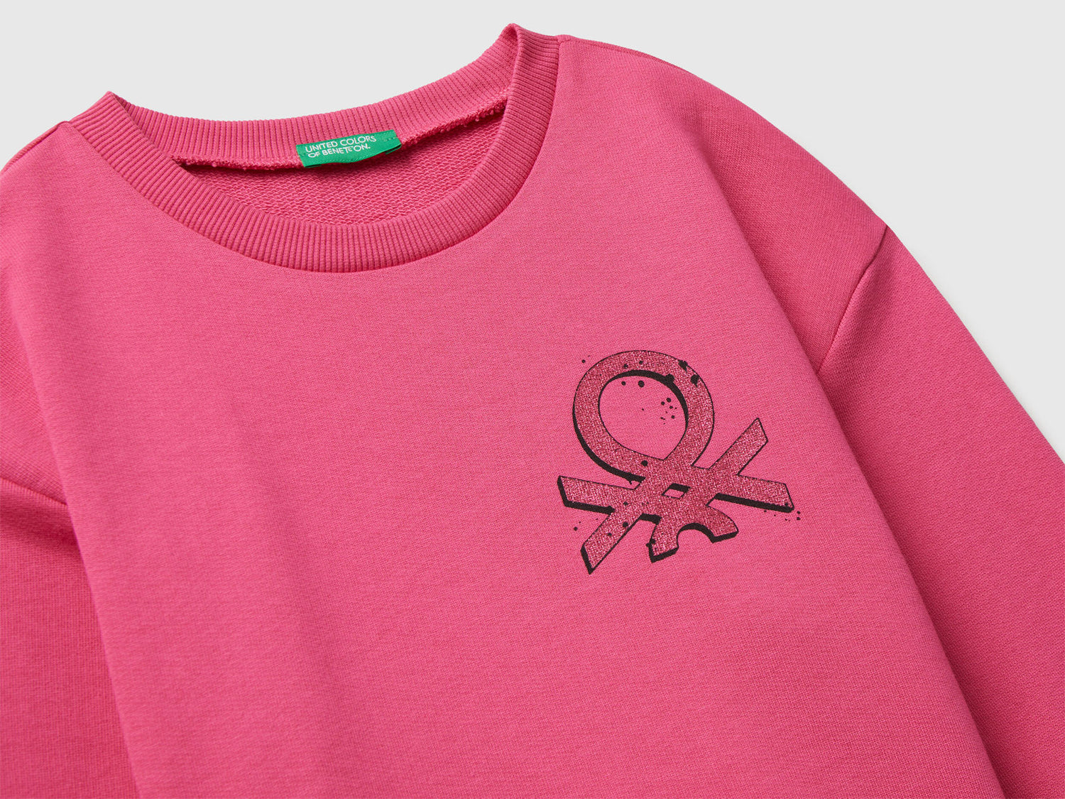 Benetton_Fuchsia_Sweatshirt with Glittery Logo Print_3J68C10Q0_1A2_03