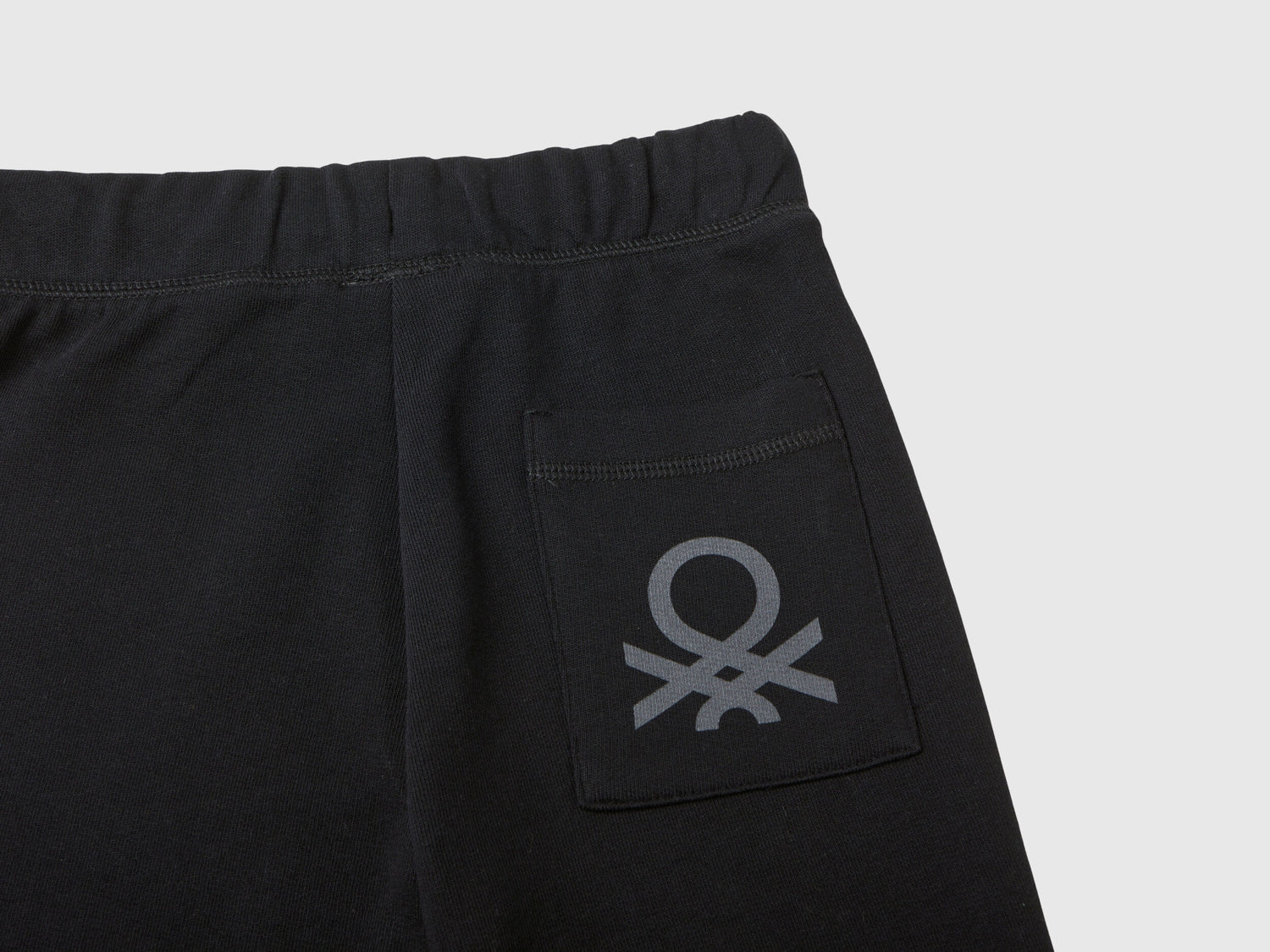 Benetton_Black_Sweatpants with Logo_3J68CF058_100_03