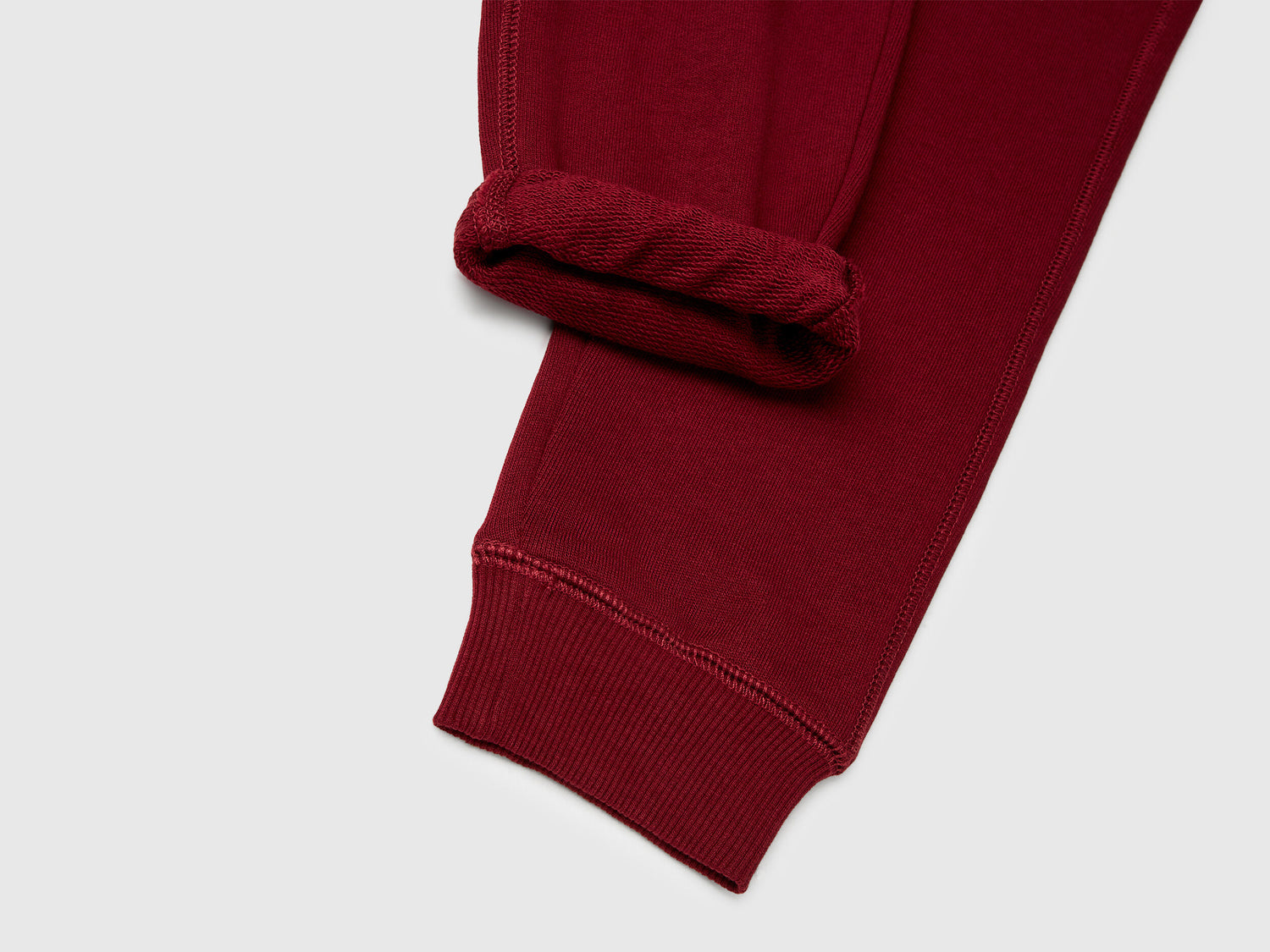 Benetton_Red_Sweatpants with Logo_3J68CF058_129_03