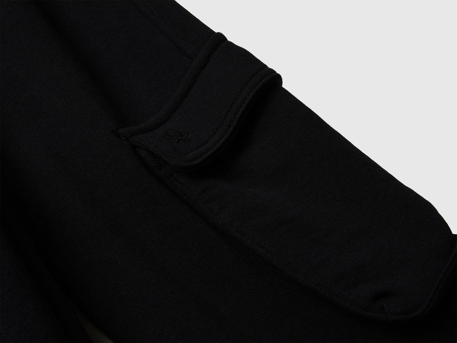 Benetton_Black_Sweat Fabric Cargo Joggers_3J68CF06I_100_03