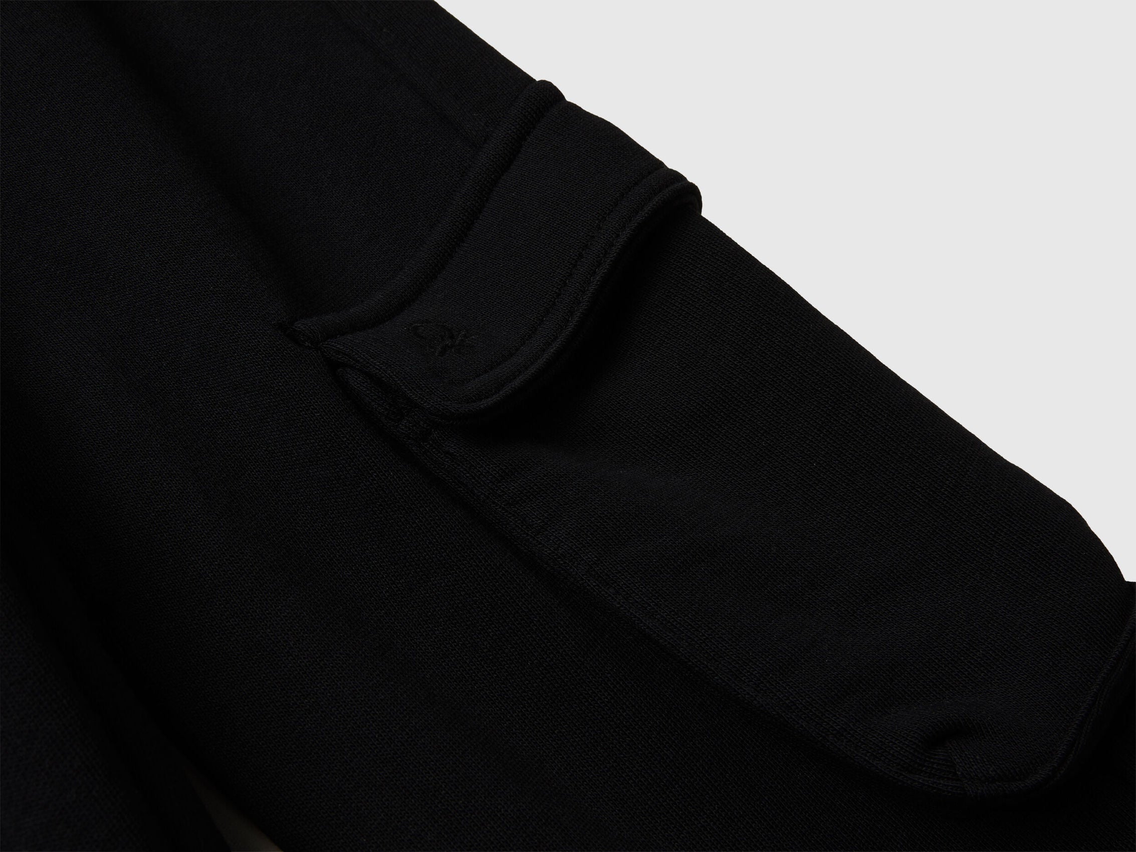 Benetton_Black_Sweat Fabric Cargo Joggers_3J68CF06I_100_03