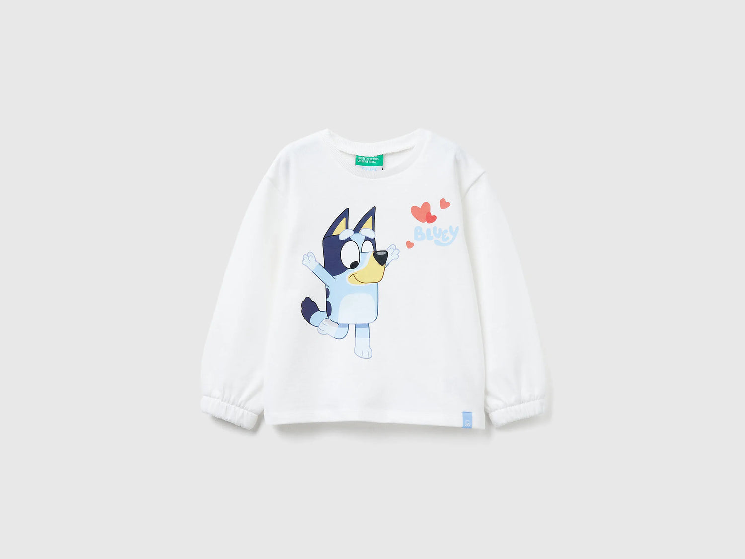 Benetton_Creamy White_Sweatshirt with Bluey ©Ludo Studio Print_3J70G10KG_074_01