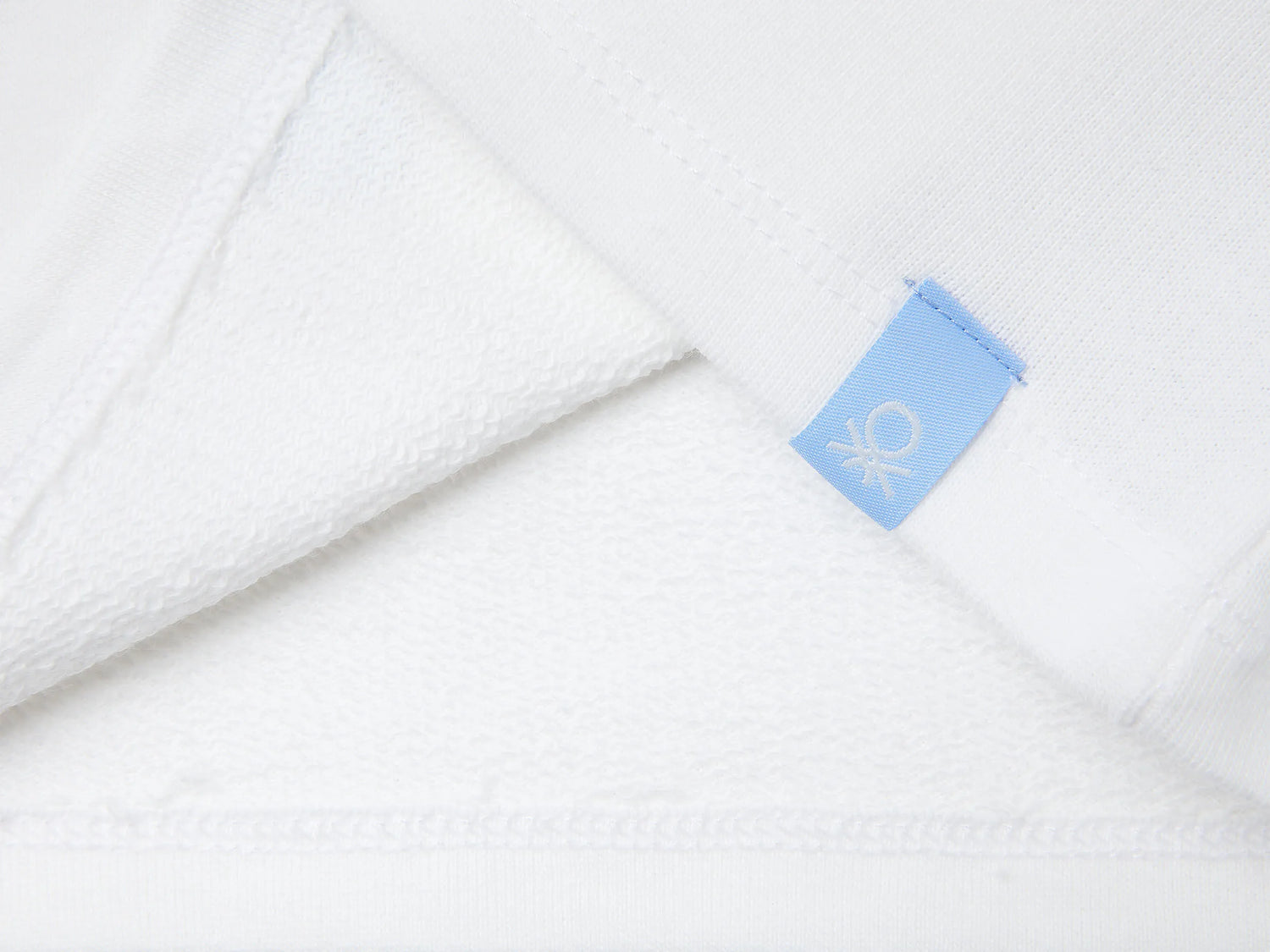 Benetton_Creamy White_Sweatshirt with Bluey ©Ludo Studio Print_3J70G10KG_074_03