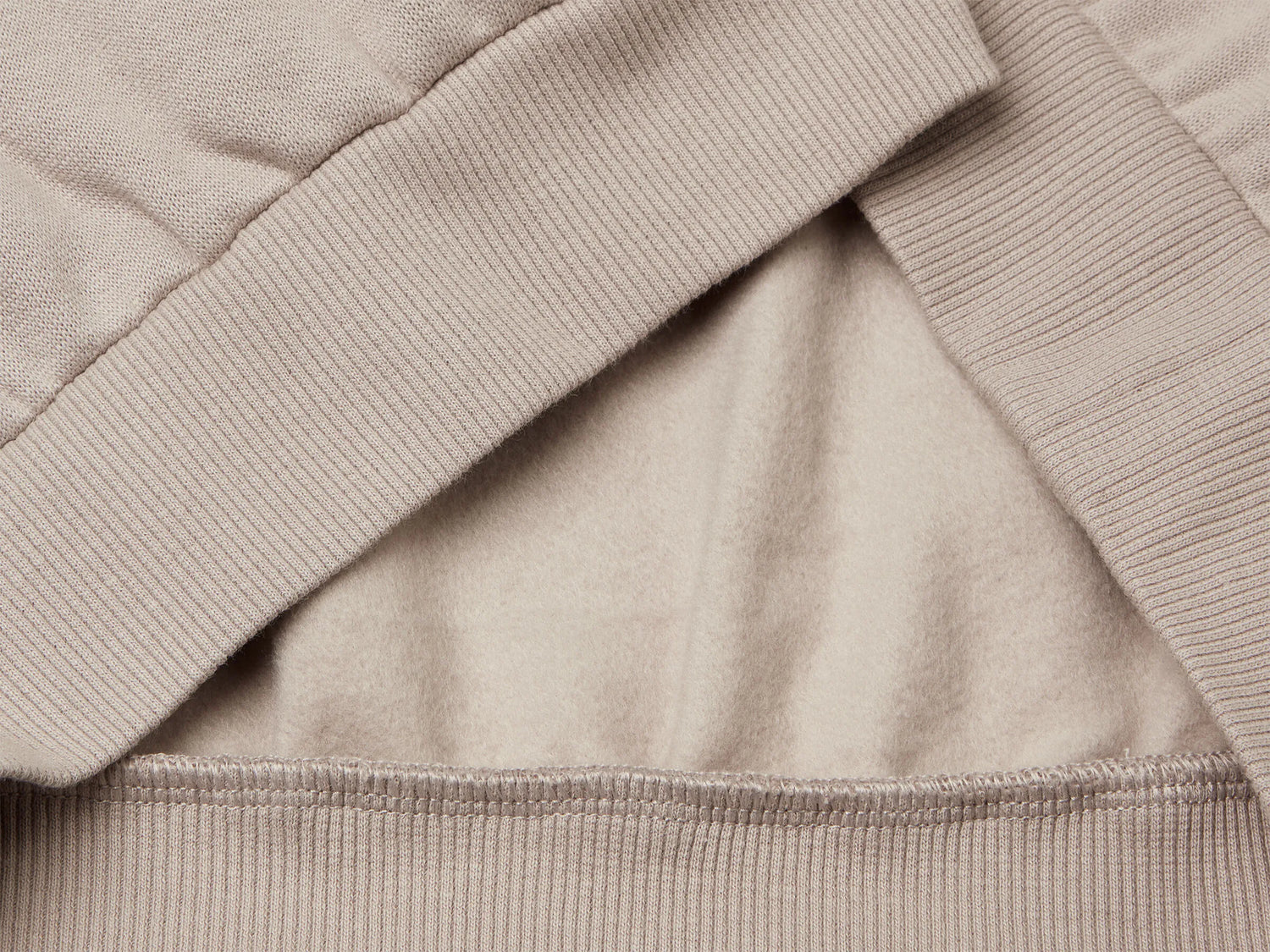 Benetton_Dove Gray_Warm Sweatshirt with Print and Rhinestones_3J73C10RA_18R_03