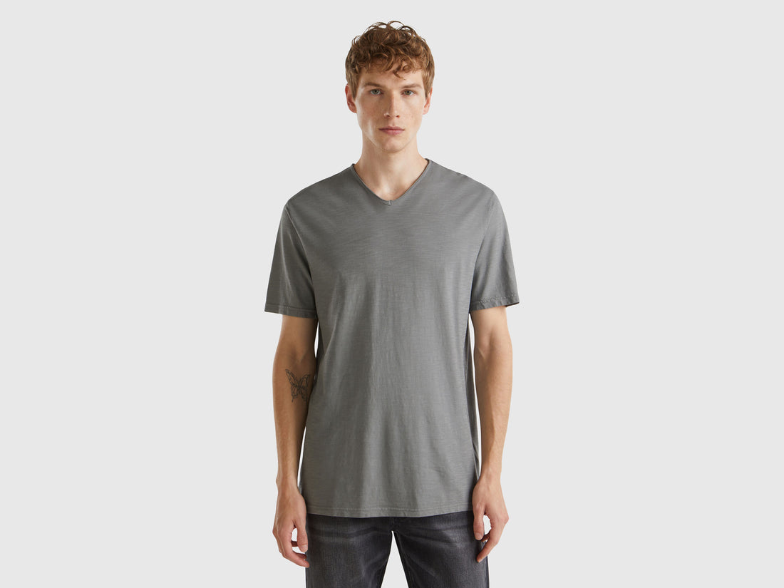 Benetton_V-Neck T-Shirt in 100% Cotton_3JE1J4264_00W_01
