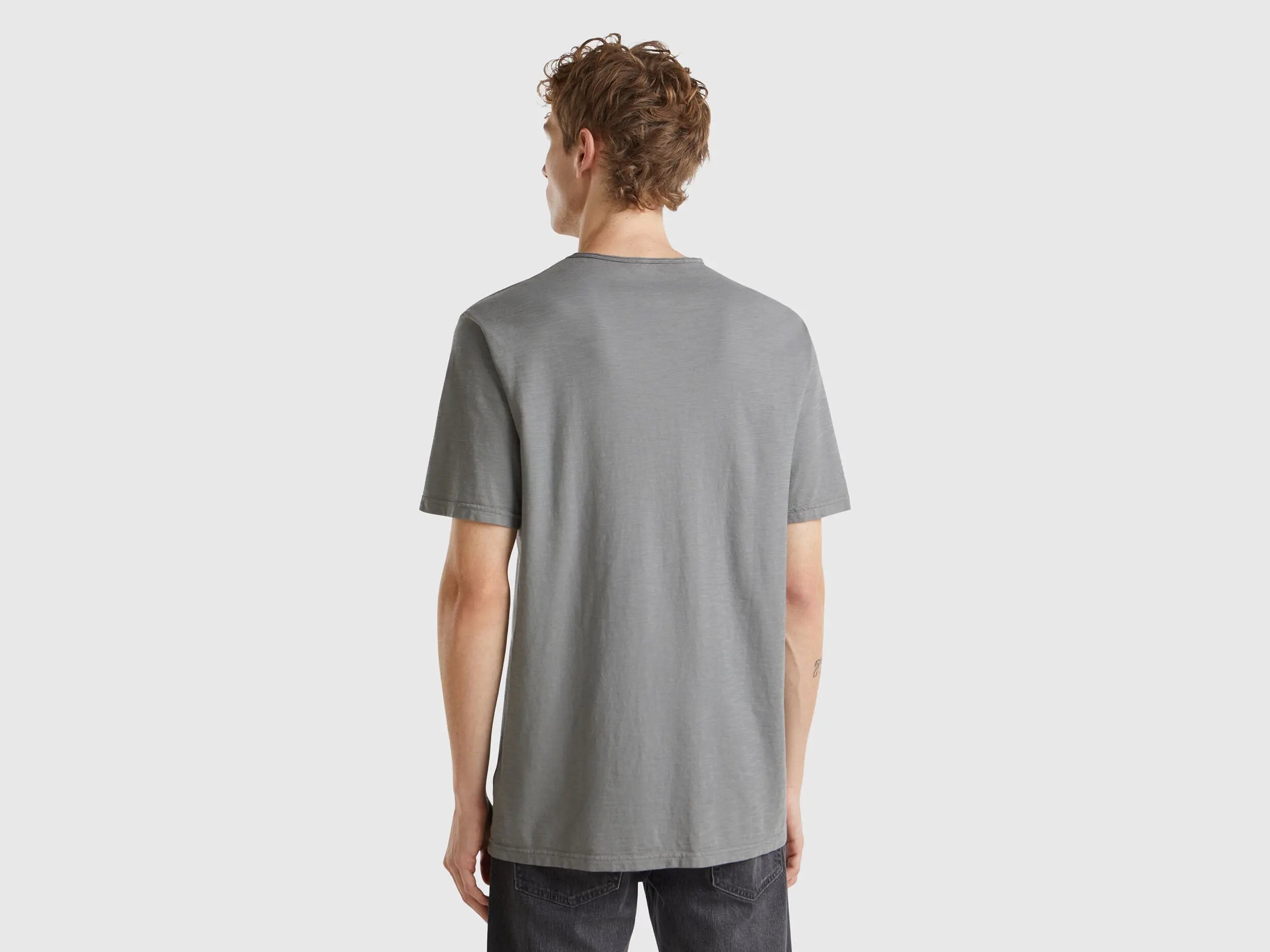 Benetton_V-Neck T-Shirt in 100% Cotton_3JE1J4264_00W_02