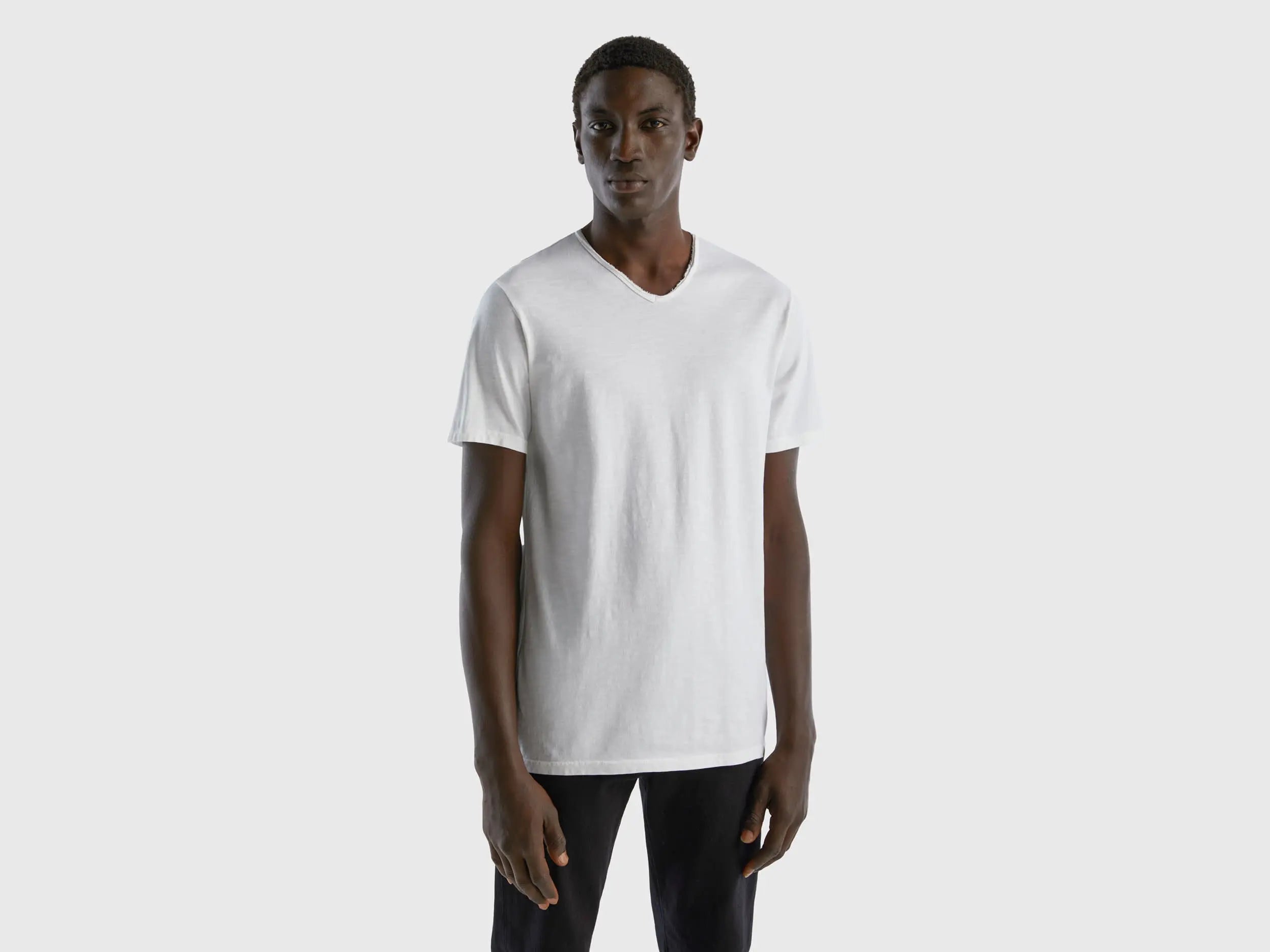 Benetton_V-neck t-shirt in 100% cotton_3JE1J4264_101_01