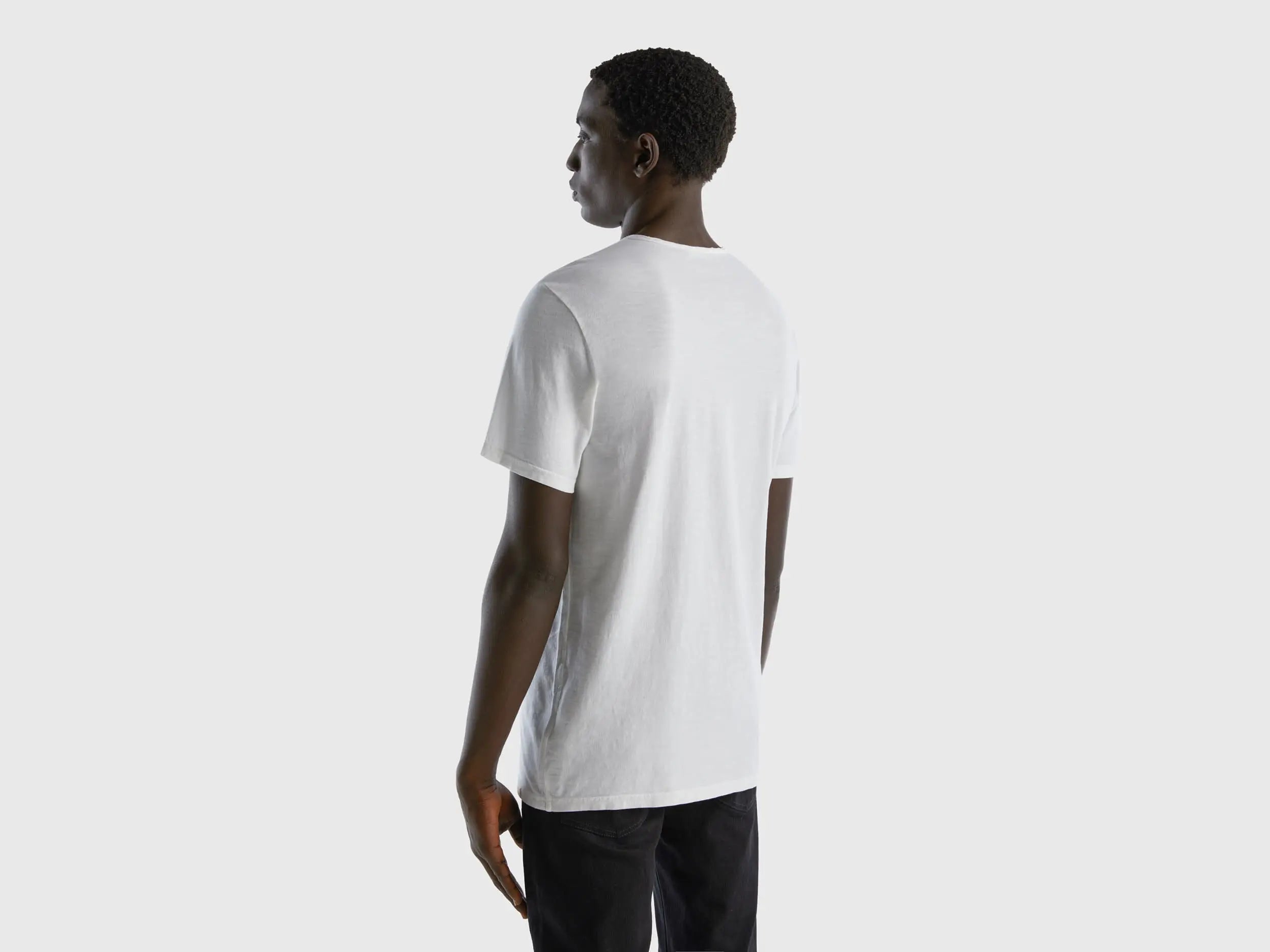 Benetton_V-neck t-shirt in 100% cotton_3JE1J4264_101_02