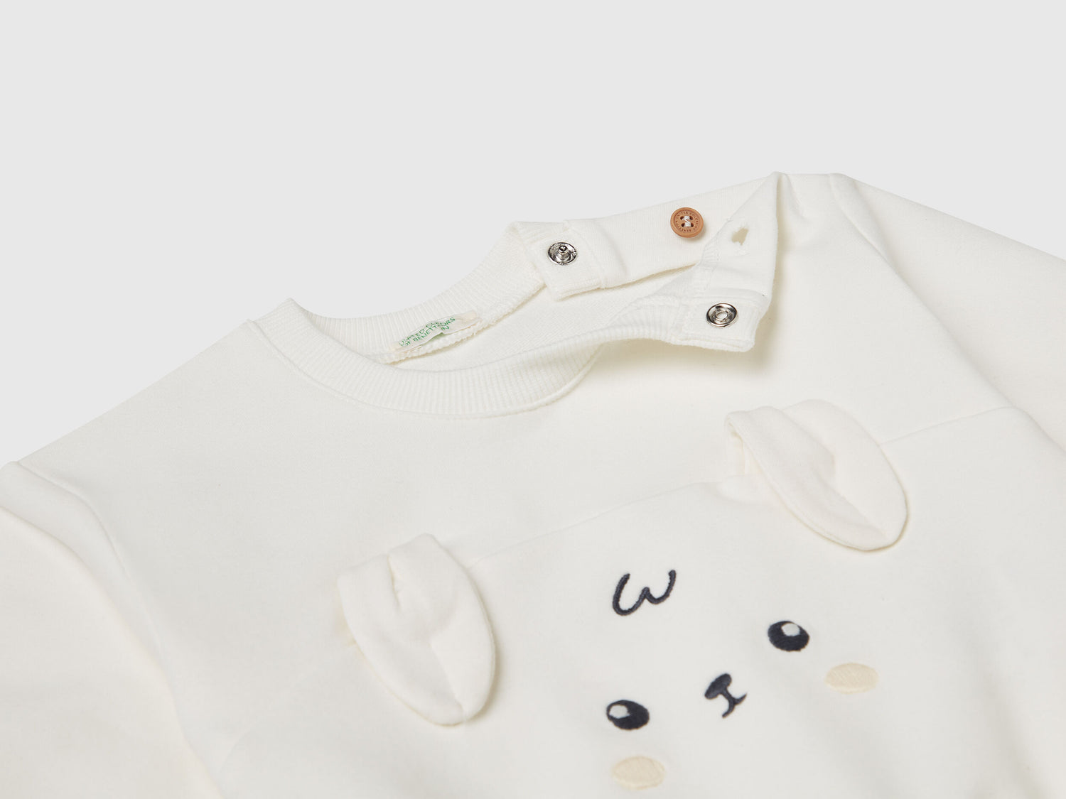 Benetton_White_Sweatshirt with Embroidery and Patches_3MDSA1061_074_03