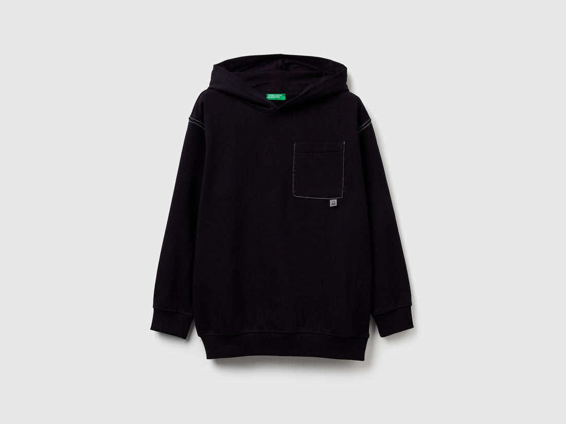 Benetton_Black_Oversized Sweatshirt with Bold Print_3NBMC205A_100_01