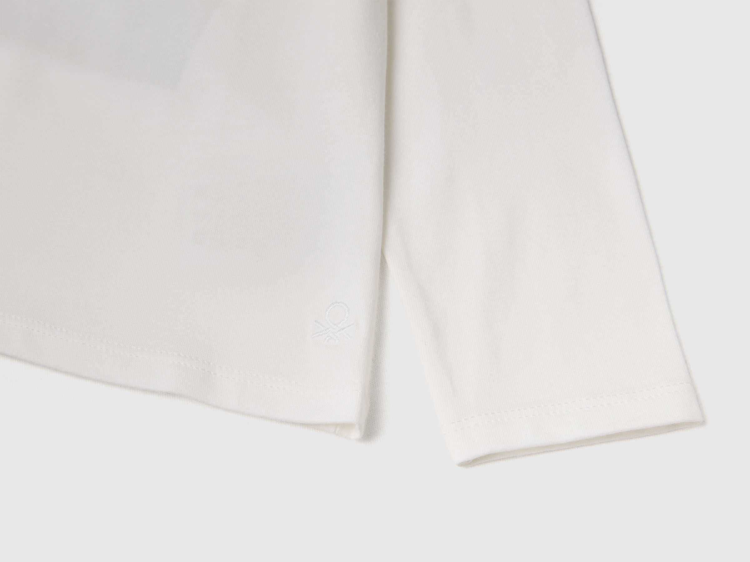 Benetton_Creamy White_Turtleneck T-Shirt in Stretch Cotton_3P4ZG200D_074_03