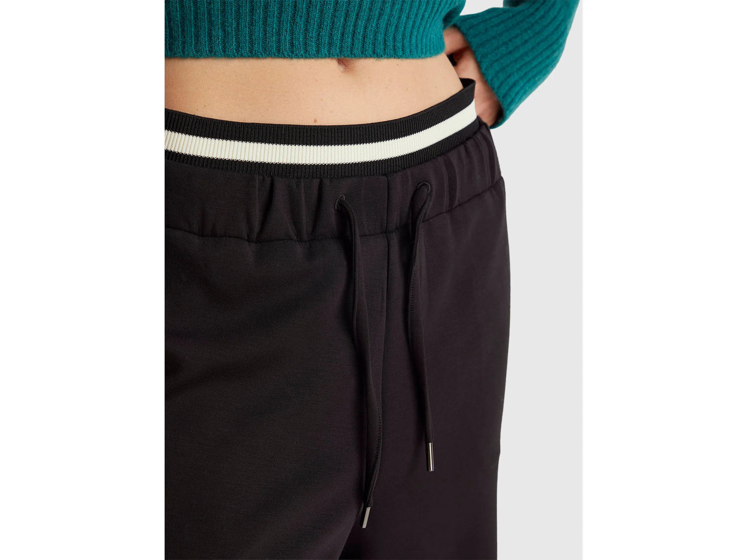 Benetton_Black_Wide Trousers in Stretch Modal_3QAFDF01D_100_04