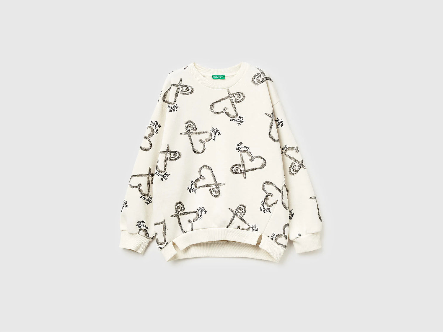 Benetton_Creamy White_White Sweatshirt with Heart Print_3QHCC10RS_69Q_01