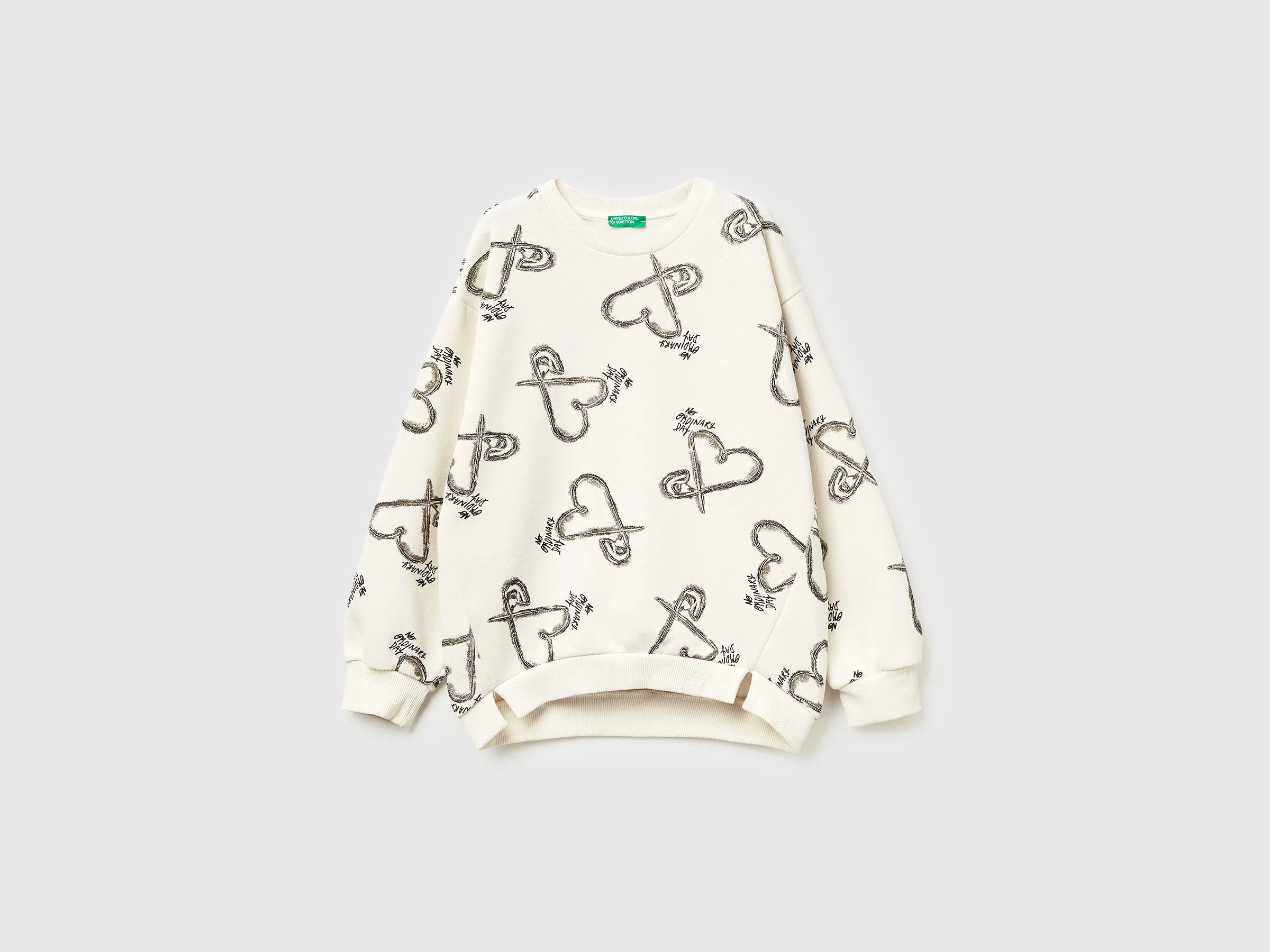 Benetton_Creamy White_White Sweatshirt with Heart Print_3QHCC10RS_69Q_01