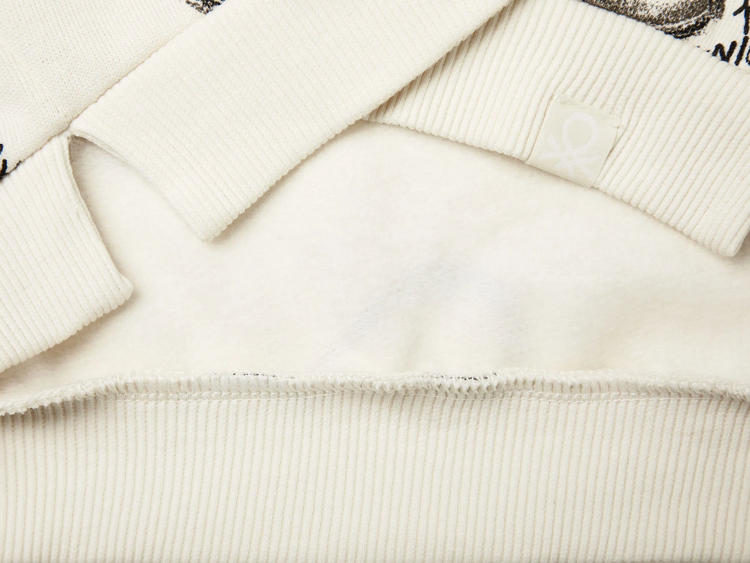 Benetton_Creamy White_White Sweatshirt with Heart Print_3QHCC10RS_69Q_03