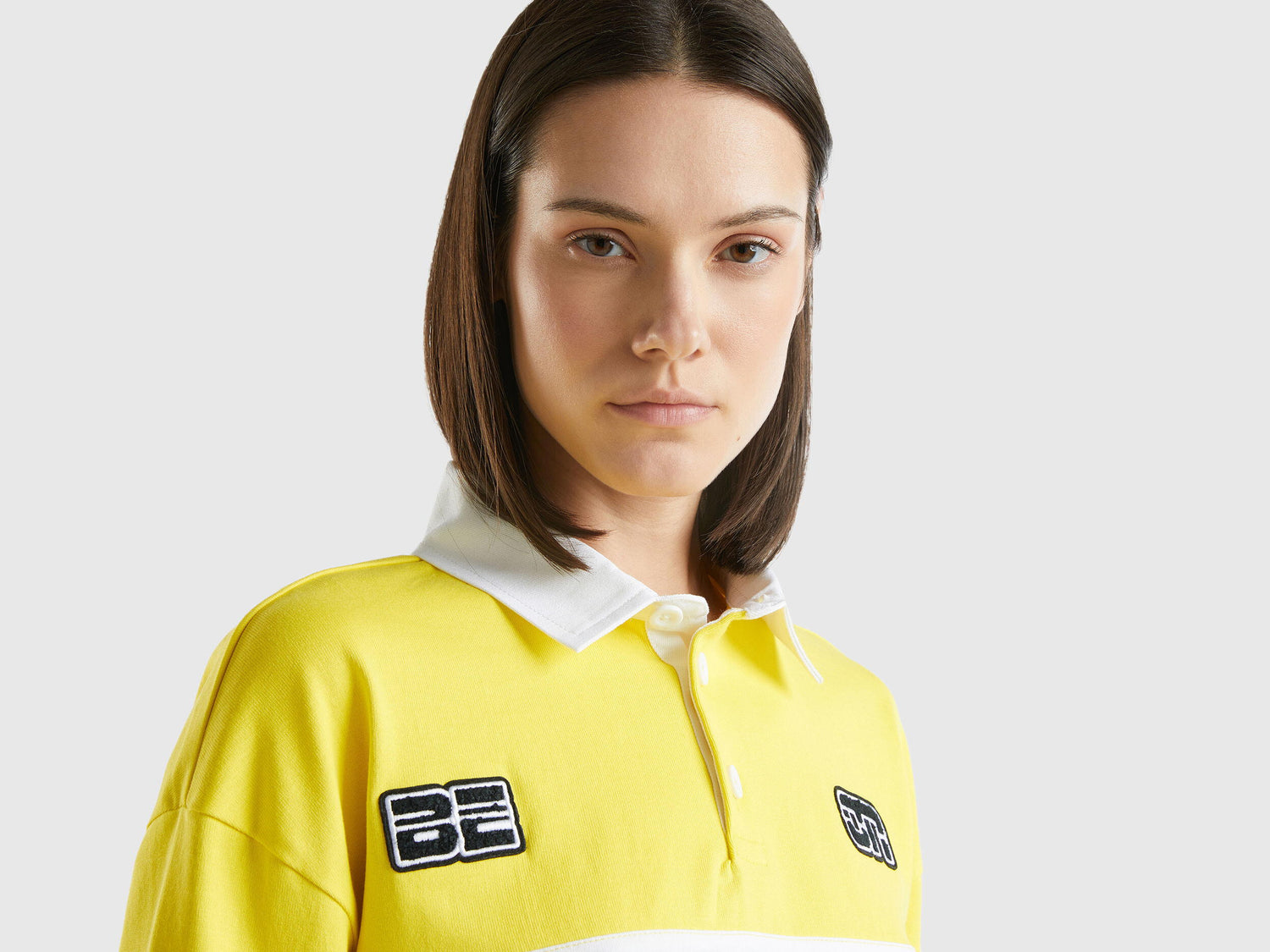 Cropped Yellow Polo With Patch And Prints_3QZ3D300J_23D_03