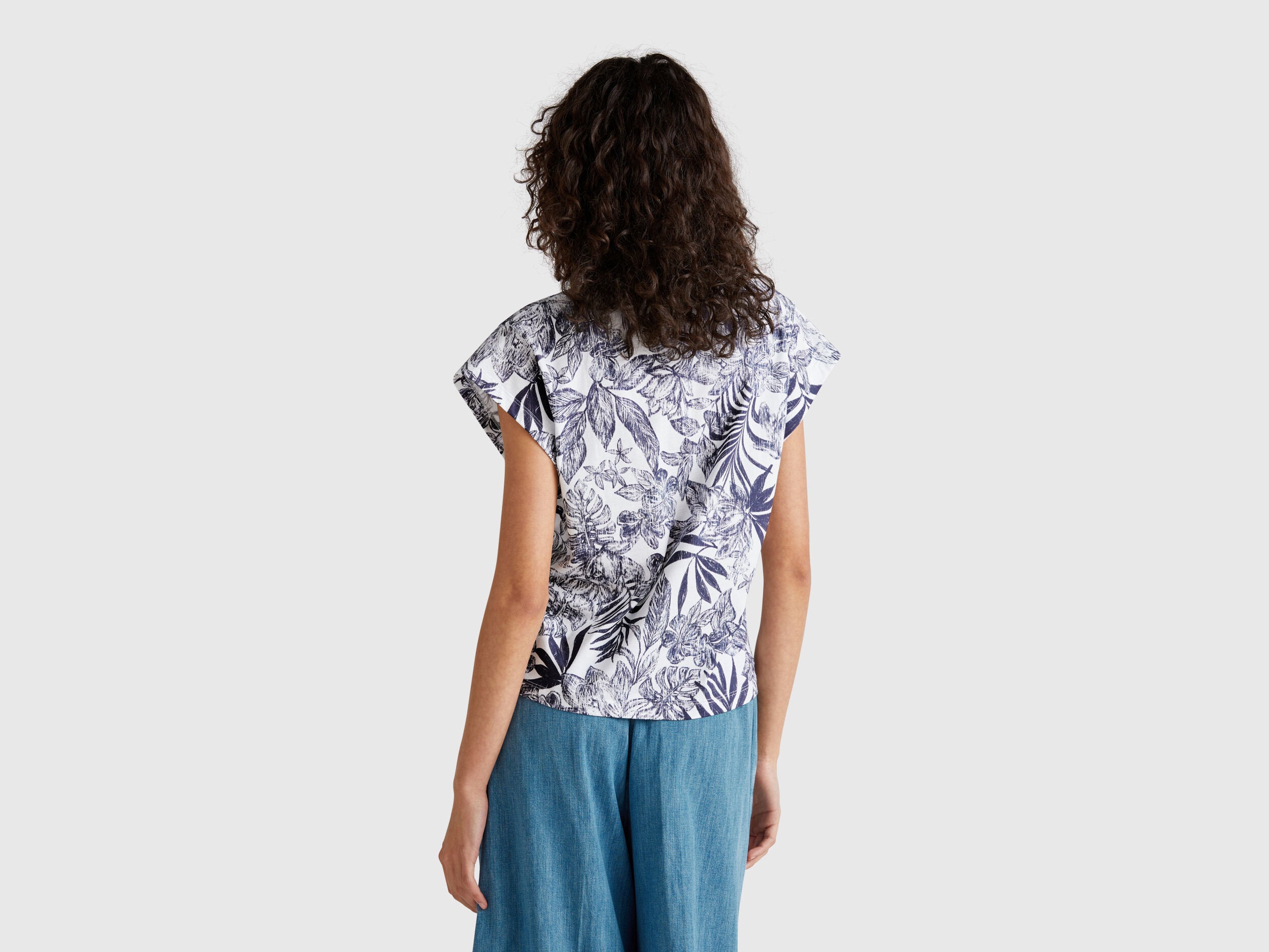 Benetton_T-Shirt with Floral Print_3SEBD10AE_71T_02