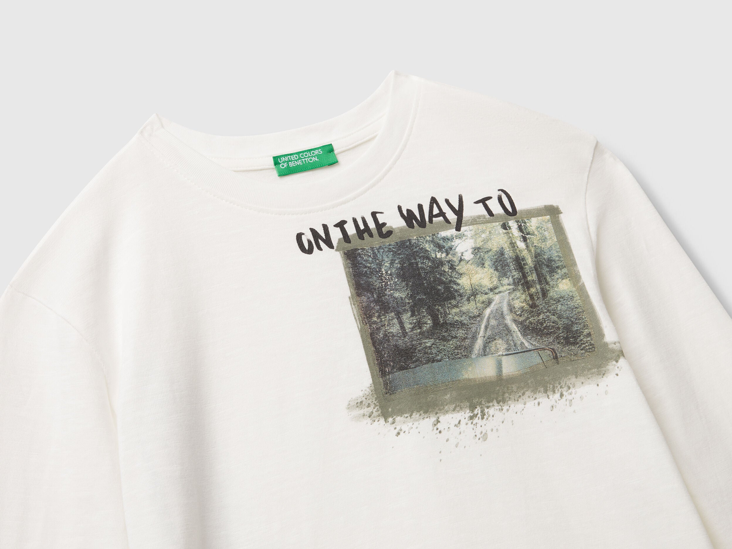 Benetton_Creamy White_T-Shirt with Print on Front and Back_3TAMC10PV_074_03