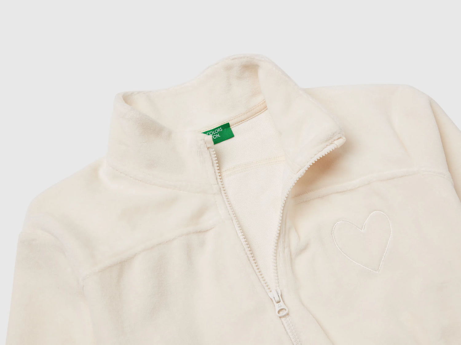Benetton_Creamy White_Sweatshirt with Heart Embroidery_3UAPG5047_0R2_03