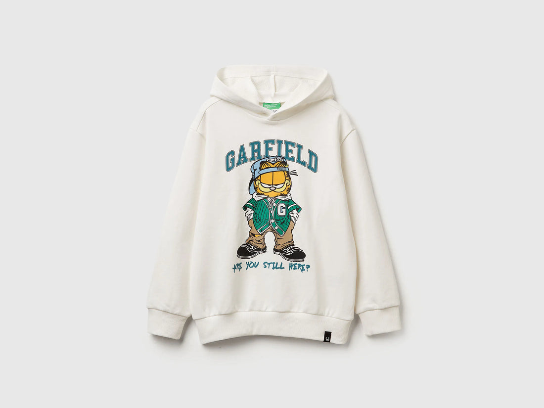 Benetton_Creamy White_Sweatshirt Featuring Garfield ©2025 By Paws, Inc._3UNIC204Y_074_01