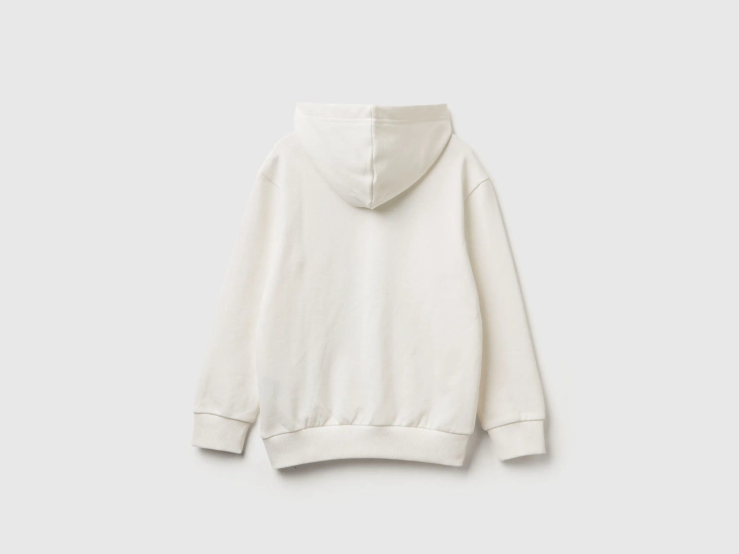 Benetton_Creamy White_Sweatshirt Featuring Garfield ©2025 By Paws, Inc._3UNIC204Y_074_02