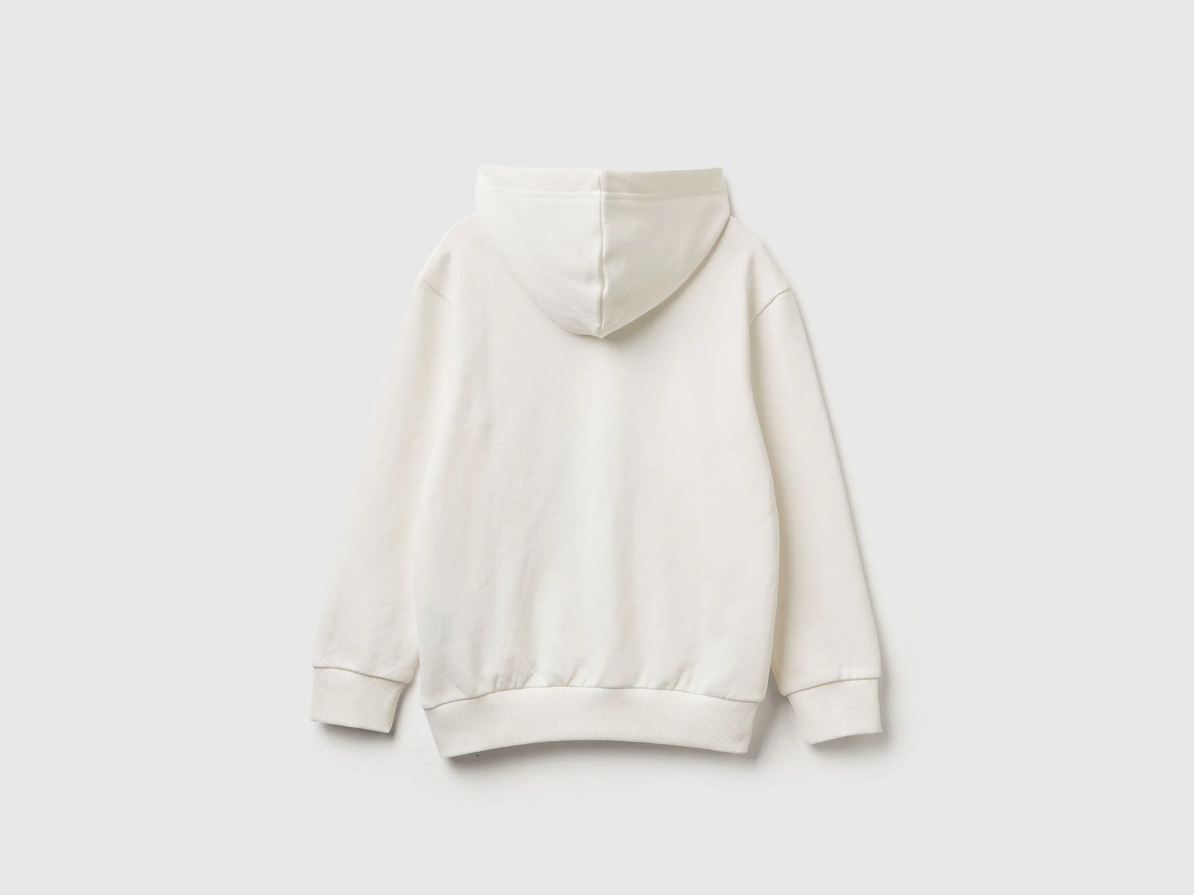 Benetton_Creamy White_Sweatshirt Featuring Garfield ©2025 By Paws, Inc._3UNIC204Y_074_02