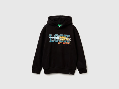 Benetton_Black_Sweatshirt Featuring Garfield ©2025 By Paws, Inc._3UNIC204Y_100_01