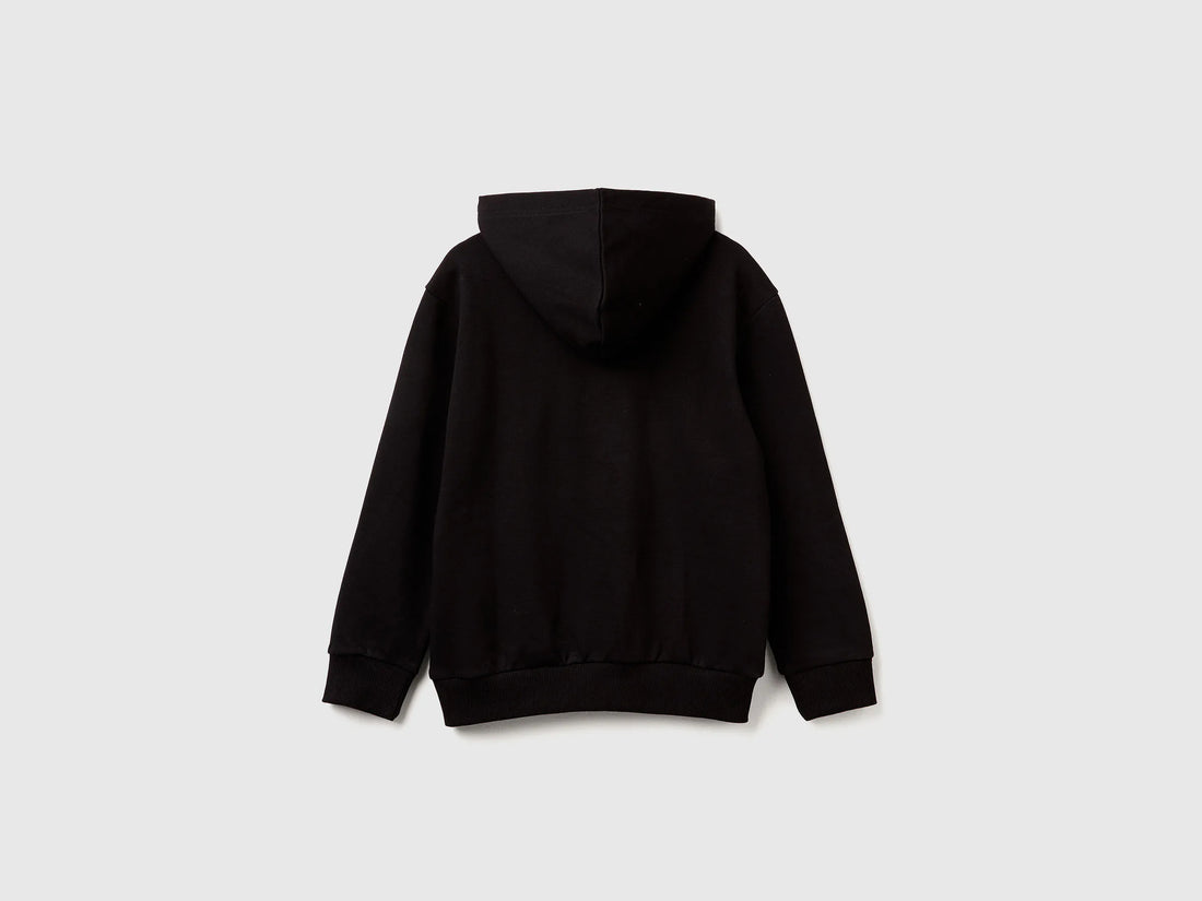 Benetton_Black_Sweatshirt Featuring Garfield ©2025 By Paws, Inc._3UNIC204Y_100_02