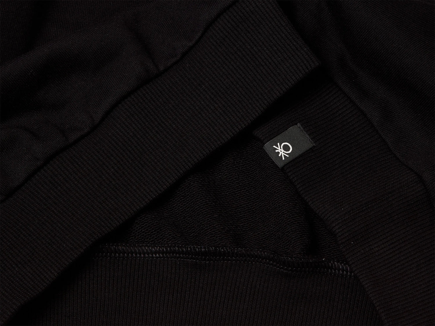 Benetton_Black_Sweatshirt Featuring Garfield ©2025 By Paws, Inc._3UNIC204Y_100_03