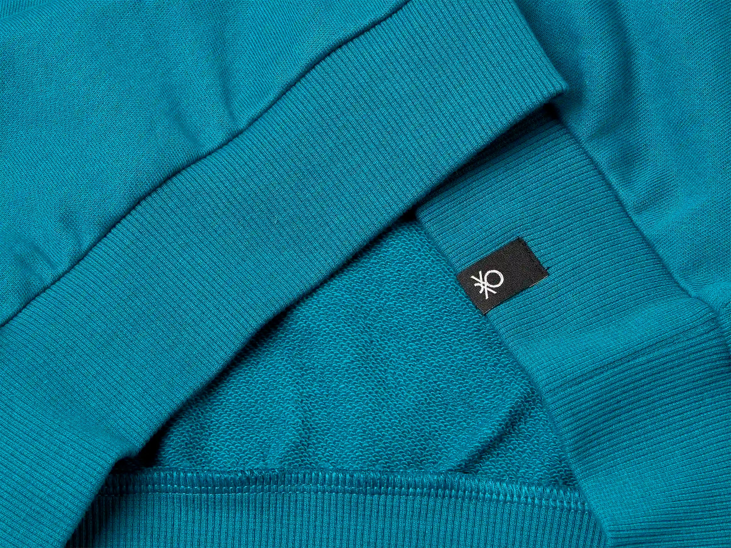 Benetton_Teal_Sweatshirt Featuring Garfield ©2025 By Paws, Inc._3UNIC204Y_3C5_03