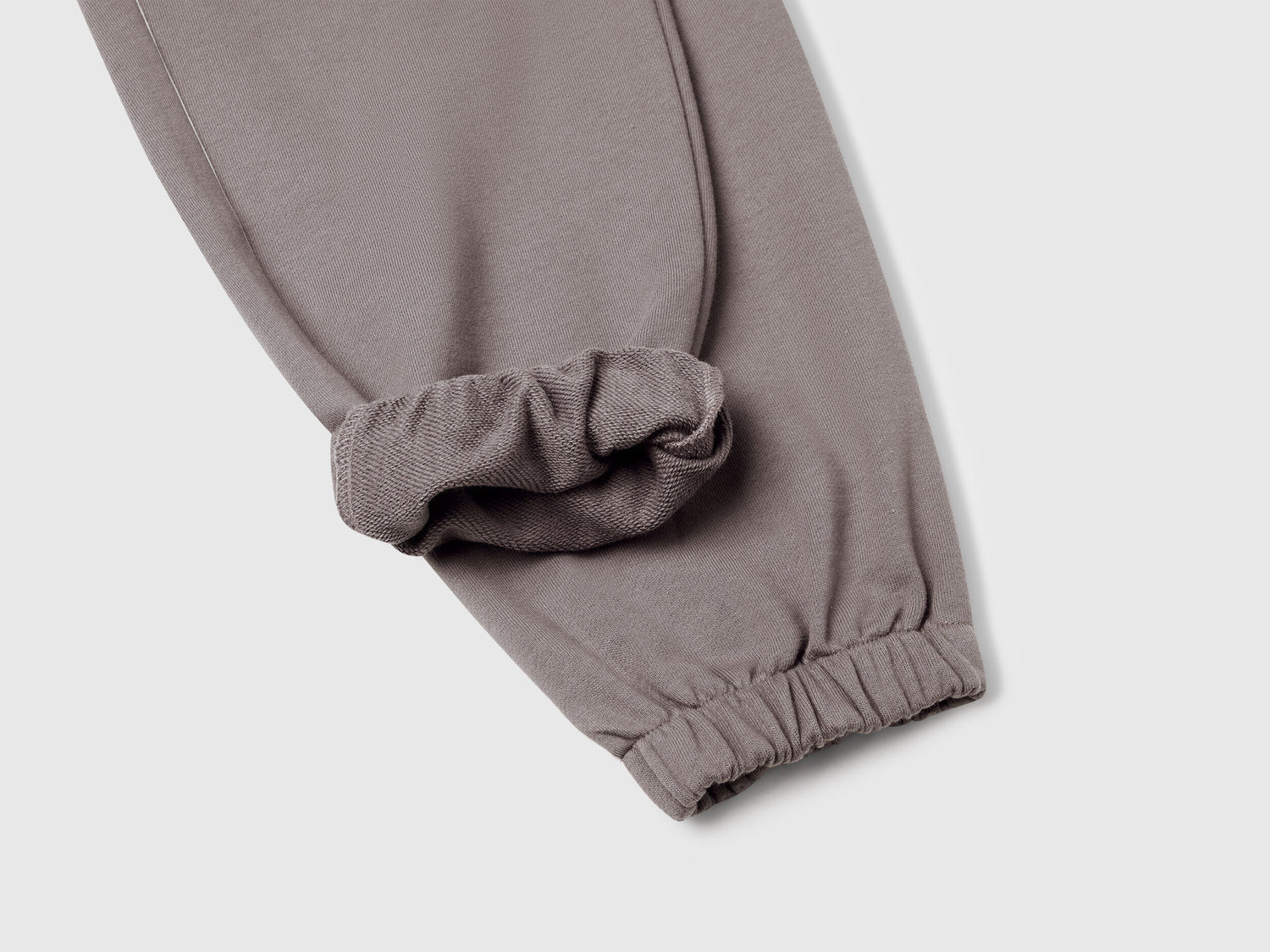 Benetton_Comfort Fit Sweatpants_3UNICF060_00W_03