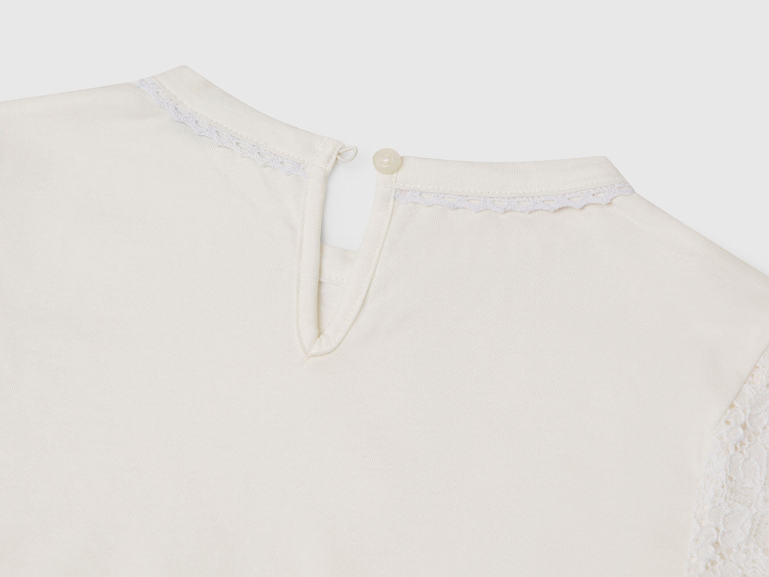Benetton_T-Shirt with Lace Sleeve_3WYWC10O6_901_03