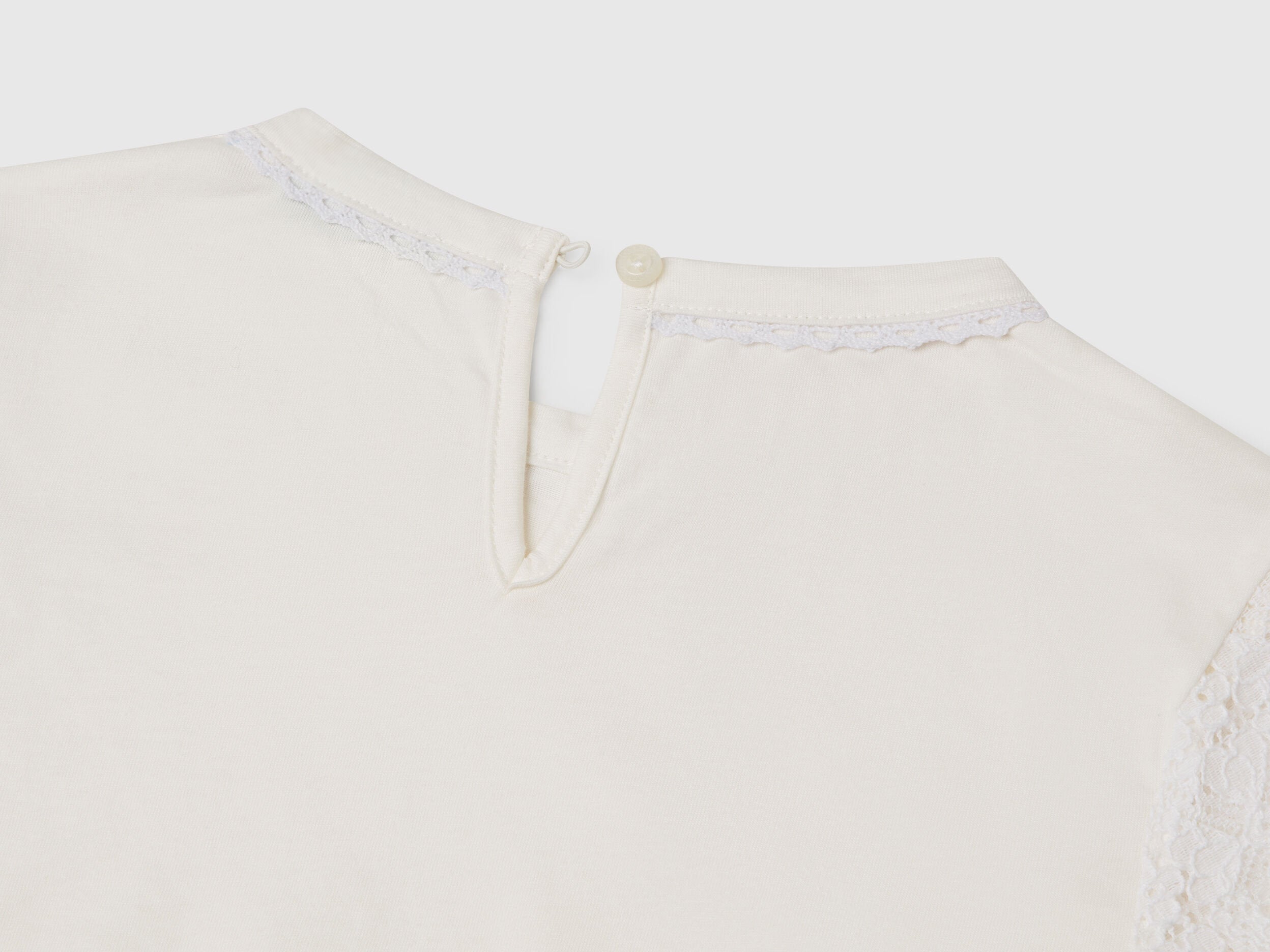 Benetton_T-Shirt with Lace Sleeve_3WYWC10O6_901_03