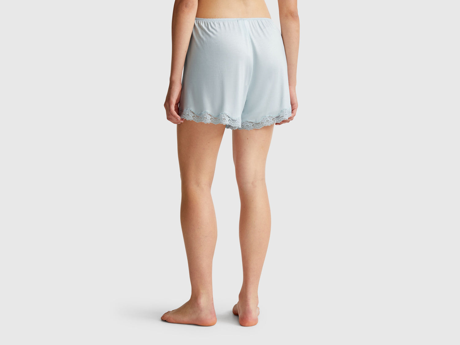 Benetton_Flowy Shorts with Lace_3Z123900V_25G_03