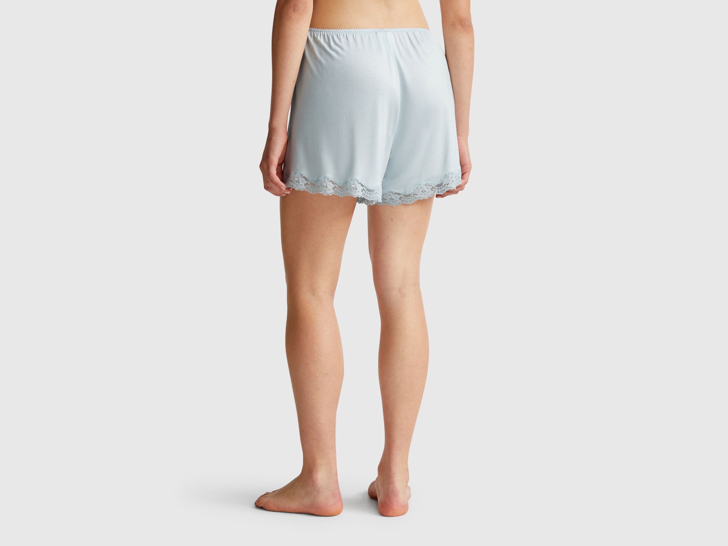 Benetton_Flowy Shorts with Lace_3Z123900V_25G_03