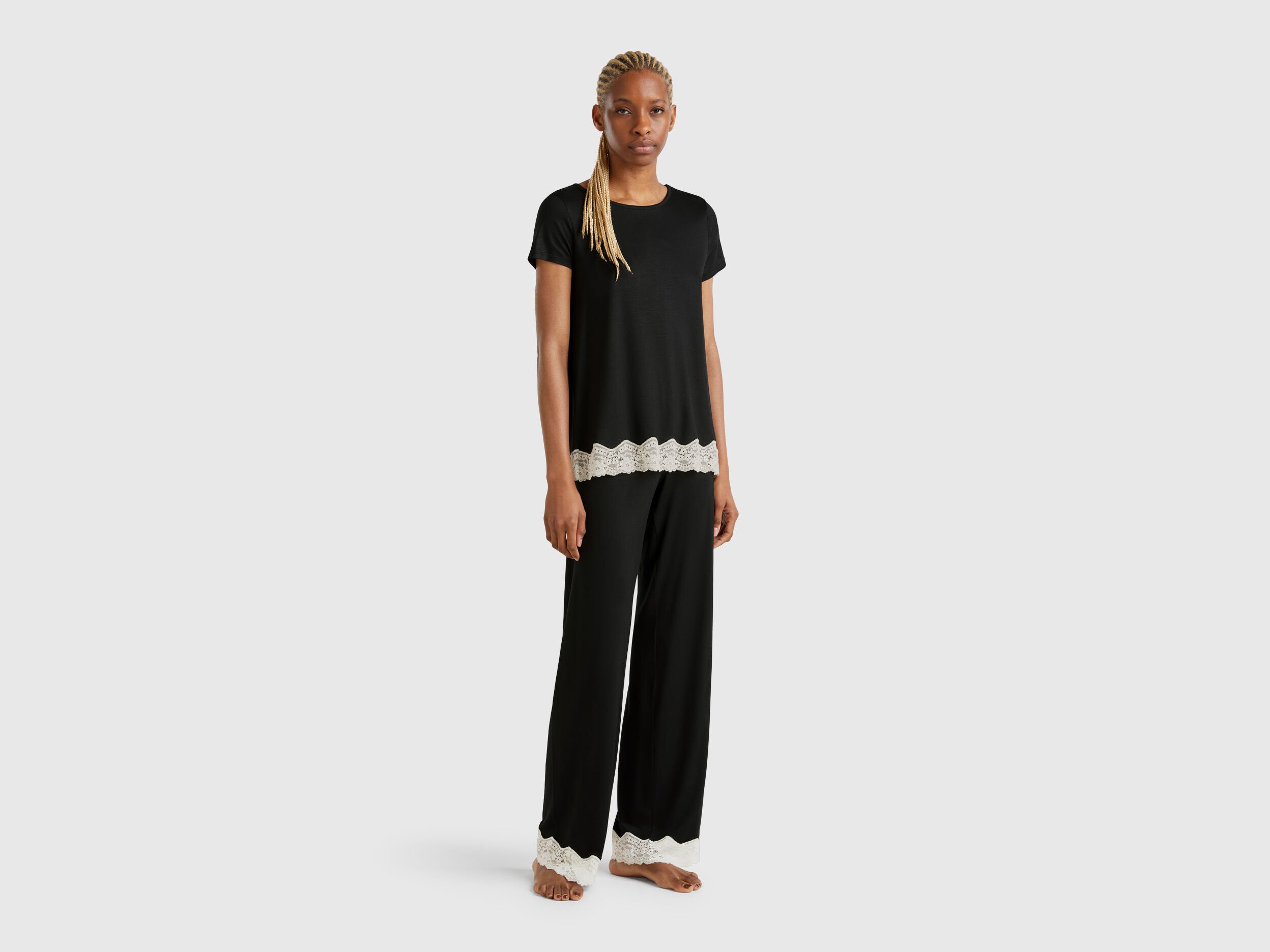 Benetton_Flowy Trousers with Lace Details_3Z123F04A_100_01