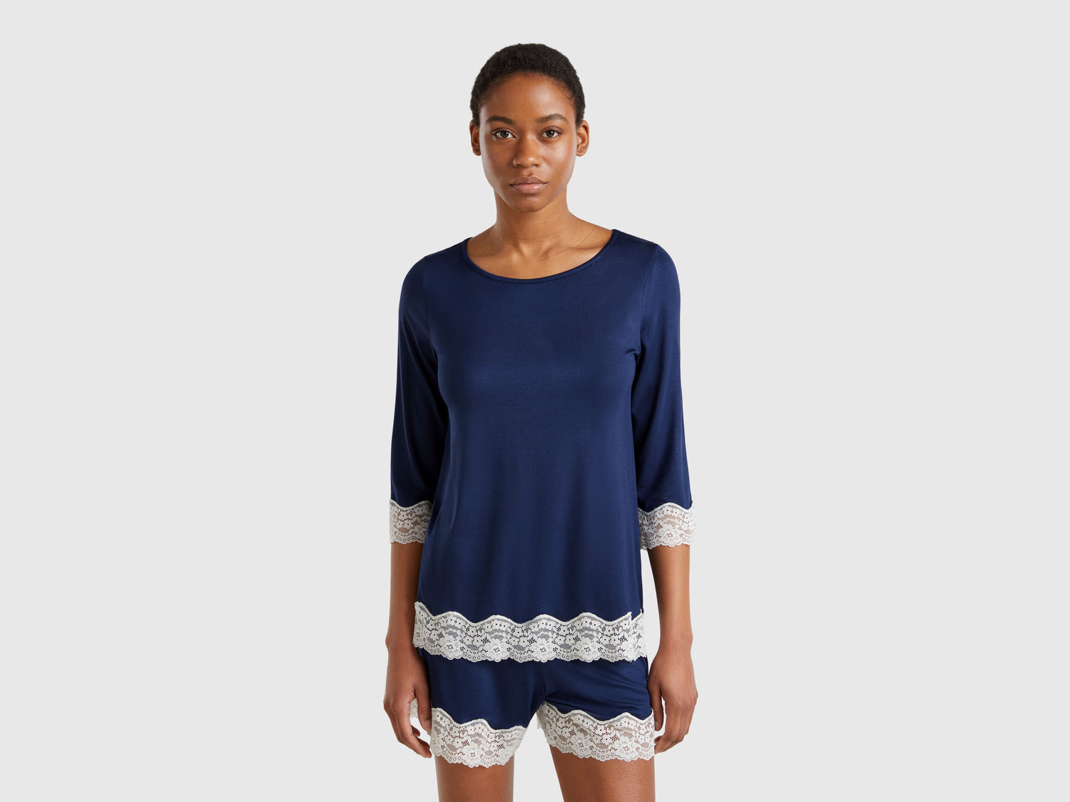 Benetton_Flowy Top with Lace Details_3Z123M07E_13C_01