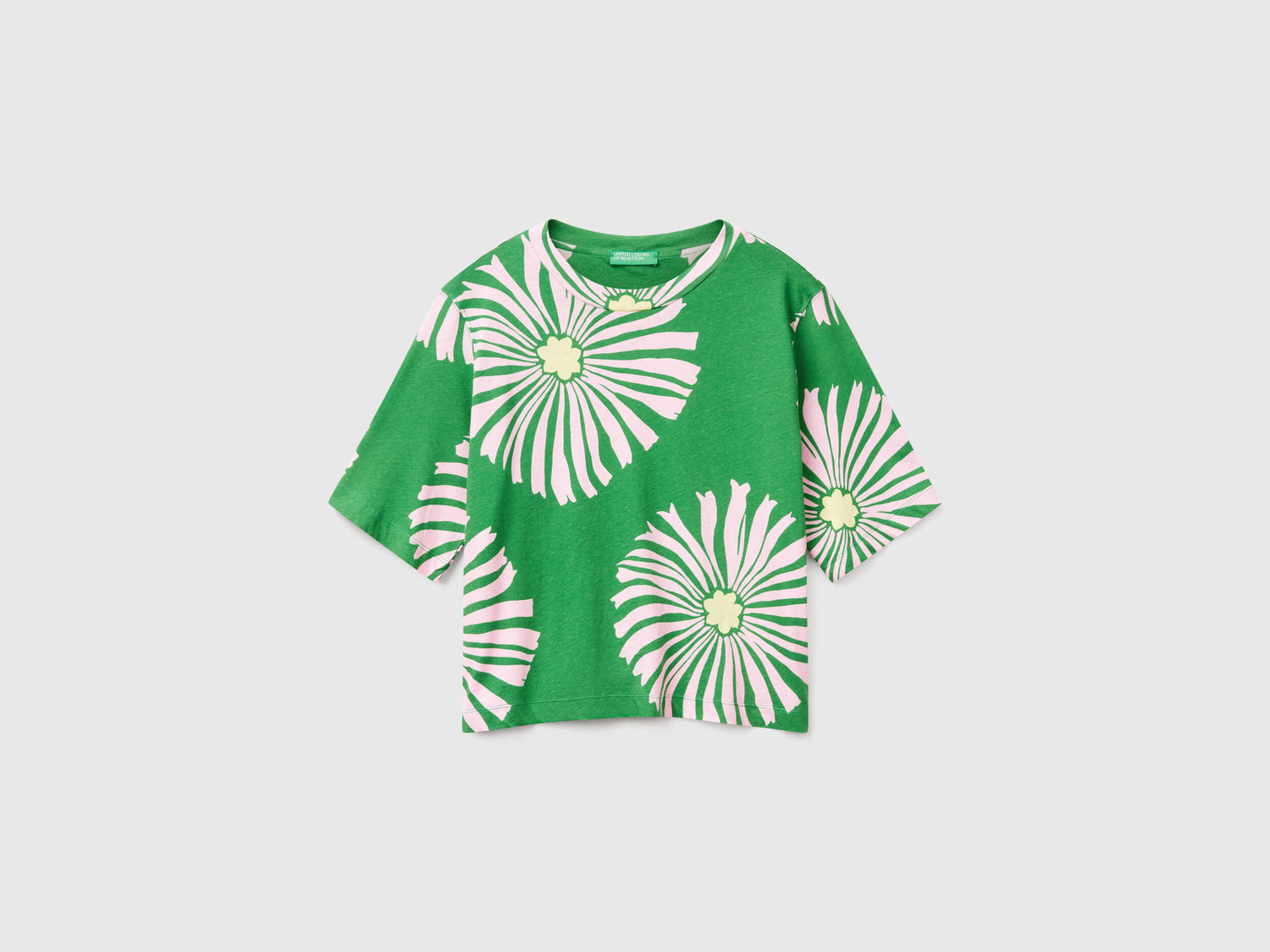 Benetton_T-Shirt with Floral Pattern_3ZJYD1047_69W_03