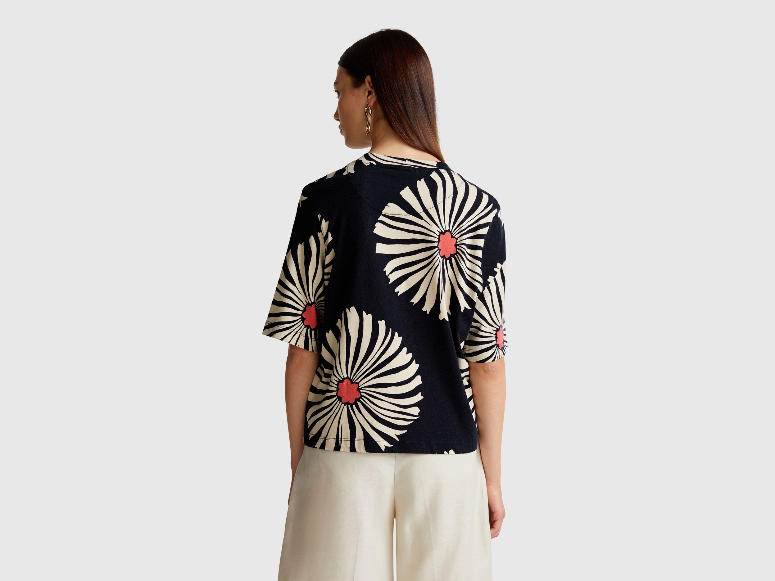 Benetton_T-Shirt with Floral Pattern_3ZJYD1047_70A_02
