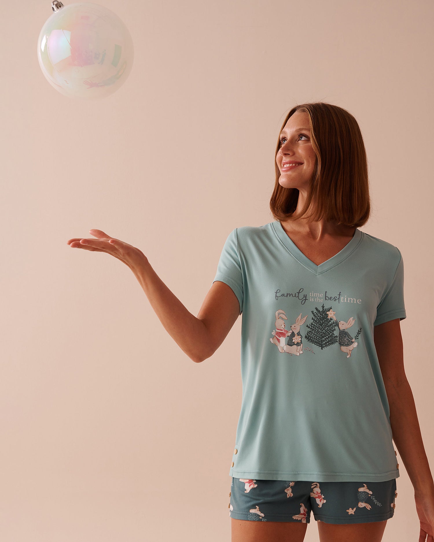 Rabbit Print Super Soft V-neck T-shirt_40100658_40200_01