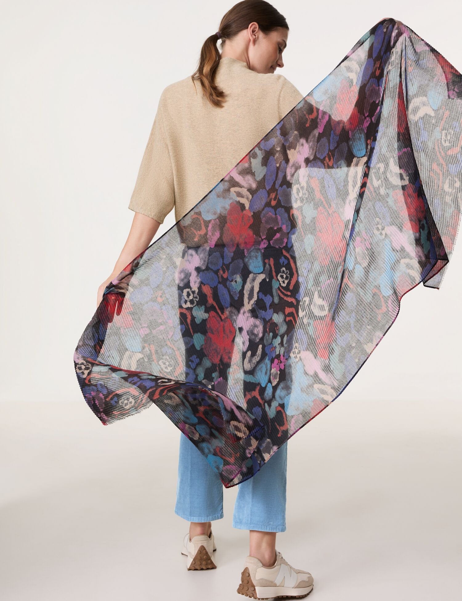 Pleated Scarf With Floral Design_04