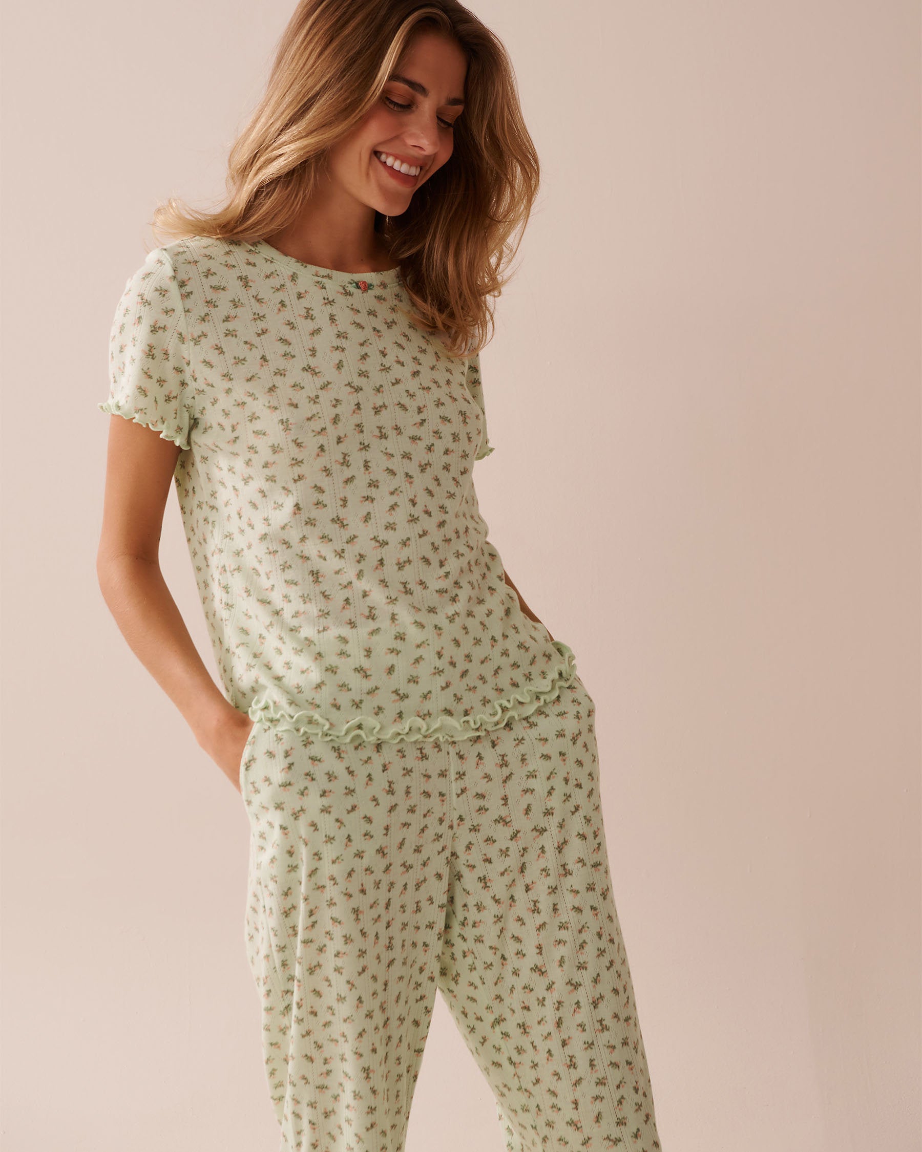 La Vie en Rose_Ditsy Floral Print Lettuce Edge Pointelle T-Shirt_40100734_P30117_03