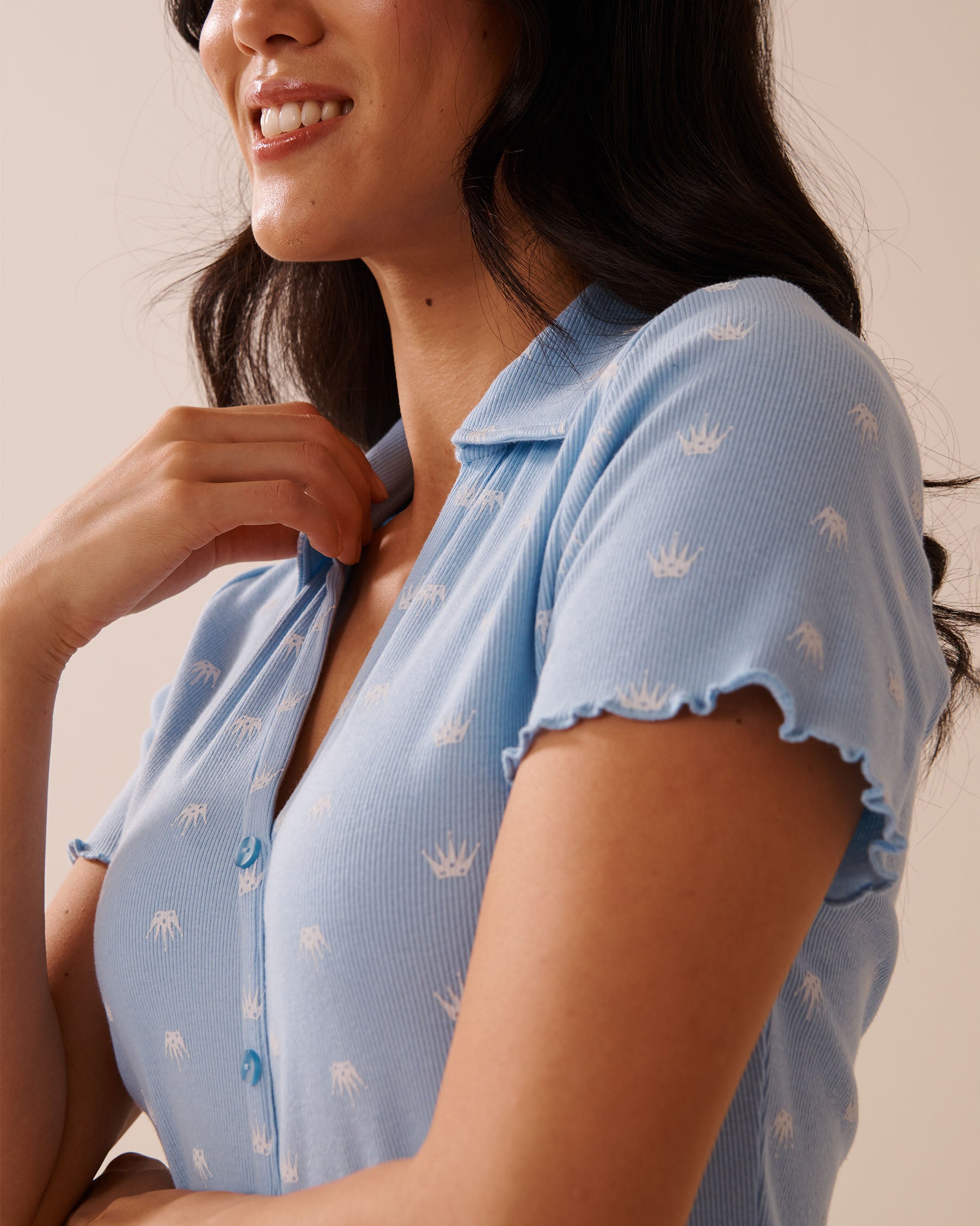 La Vie en Rose_Powder Blue Crown_Crown Print Ribbed Short Sleeve Button-Down Shirt_40100758_P40468_03