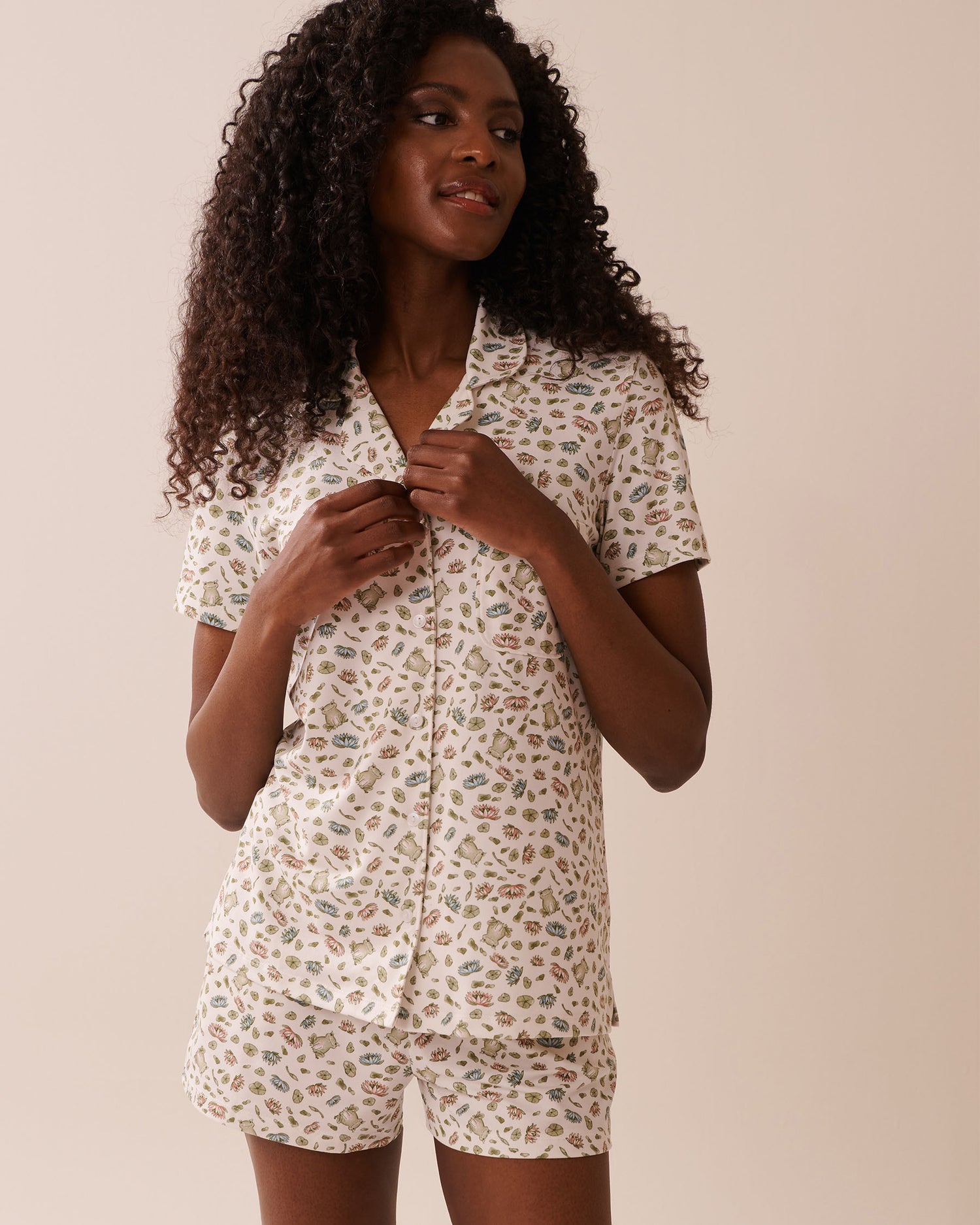 La Vie en Rose_Snow White Frog_Frog Print Super Soft Button-Down Shirt_40100761_P10514_01