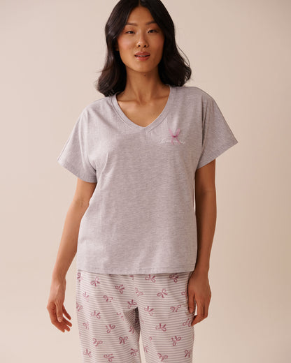 La Vie en Rose_Comfy Grey Mix_Bow Print Cotton V-neck T-shirt_40100768_00007_01