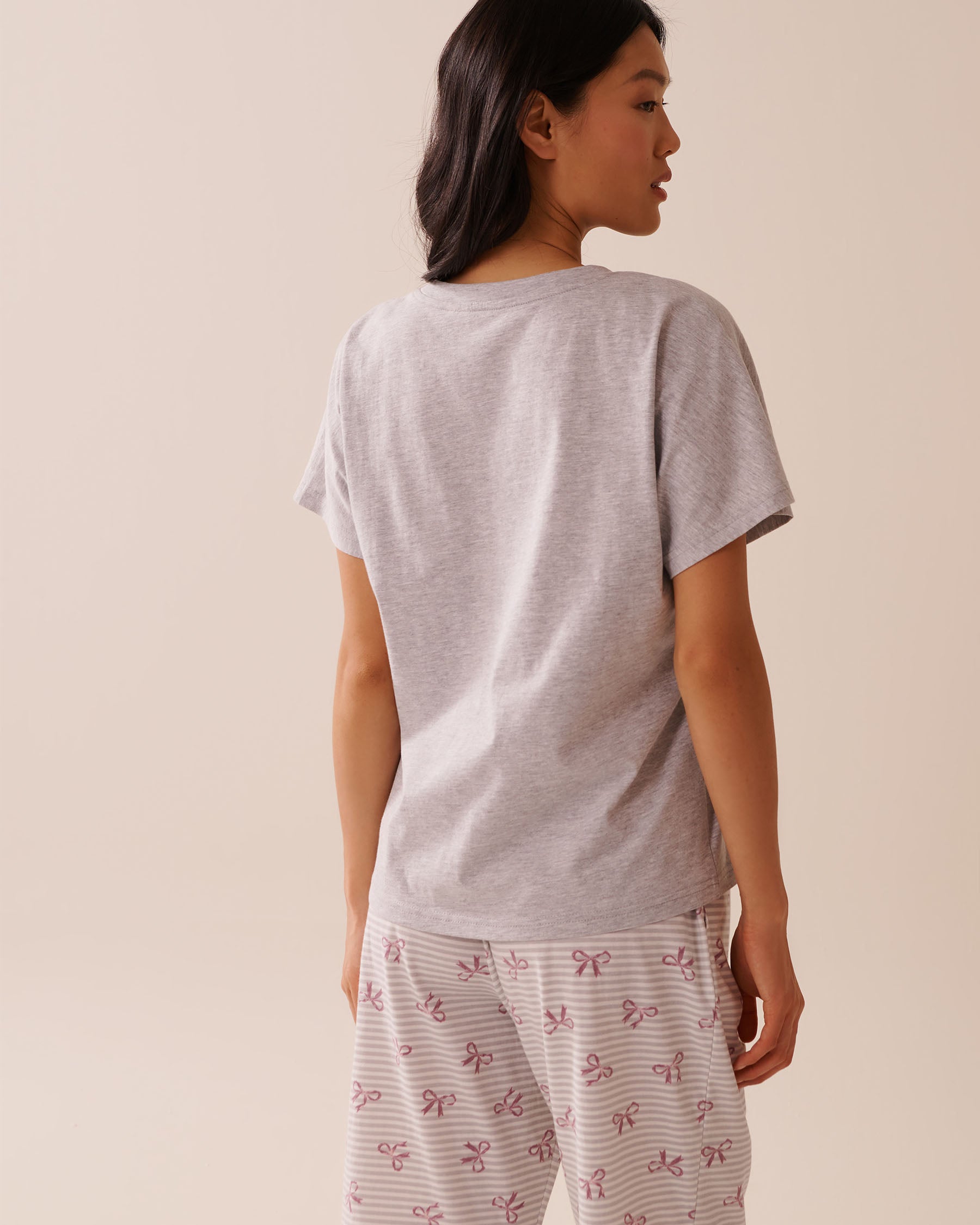 La Vie en Rose_Comfy Grey Mix_Bow Print Cotton V-neck T-shirt_40100768_00007_02
